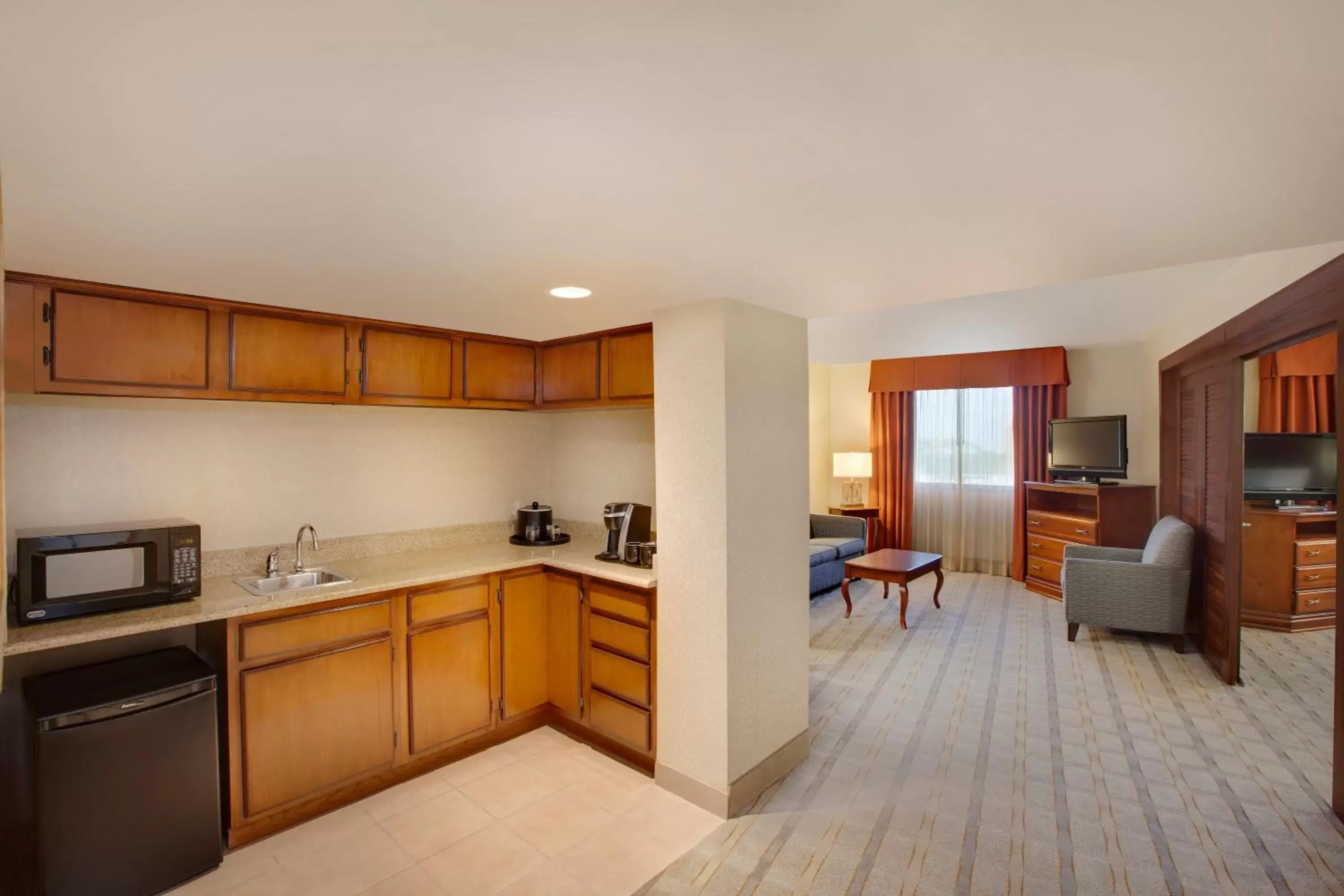 Photo of the whole room, Kitchen/Kitchenette in Holiday Inn Market Center
