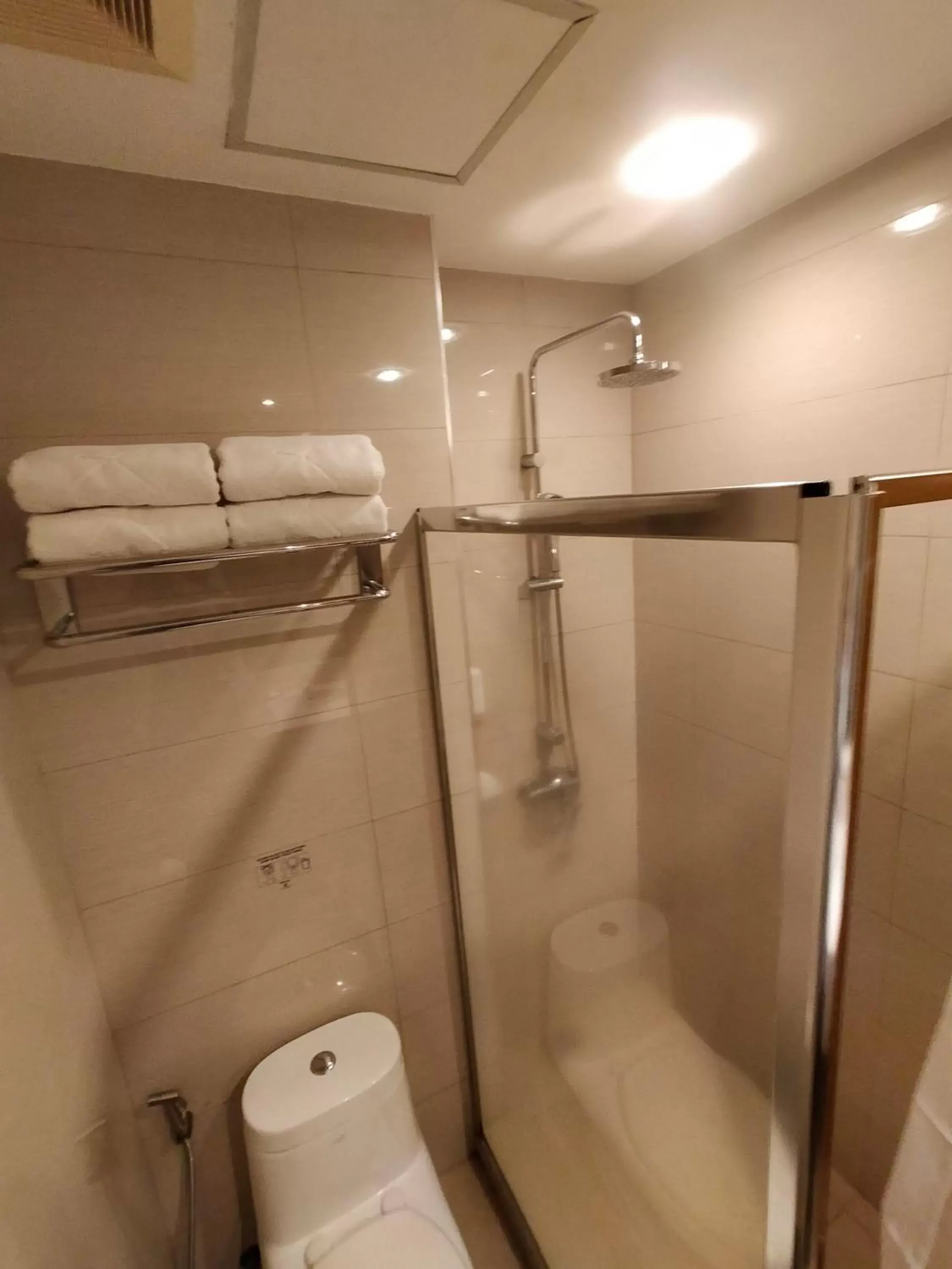 Shower, Bathroom in Hotel Kimberly Tagaytay