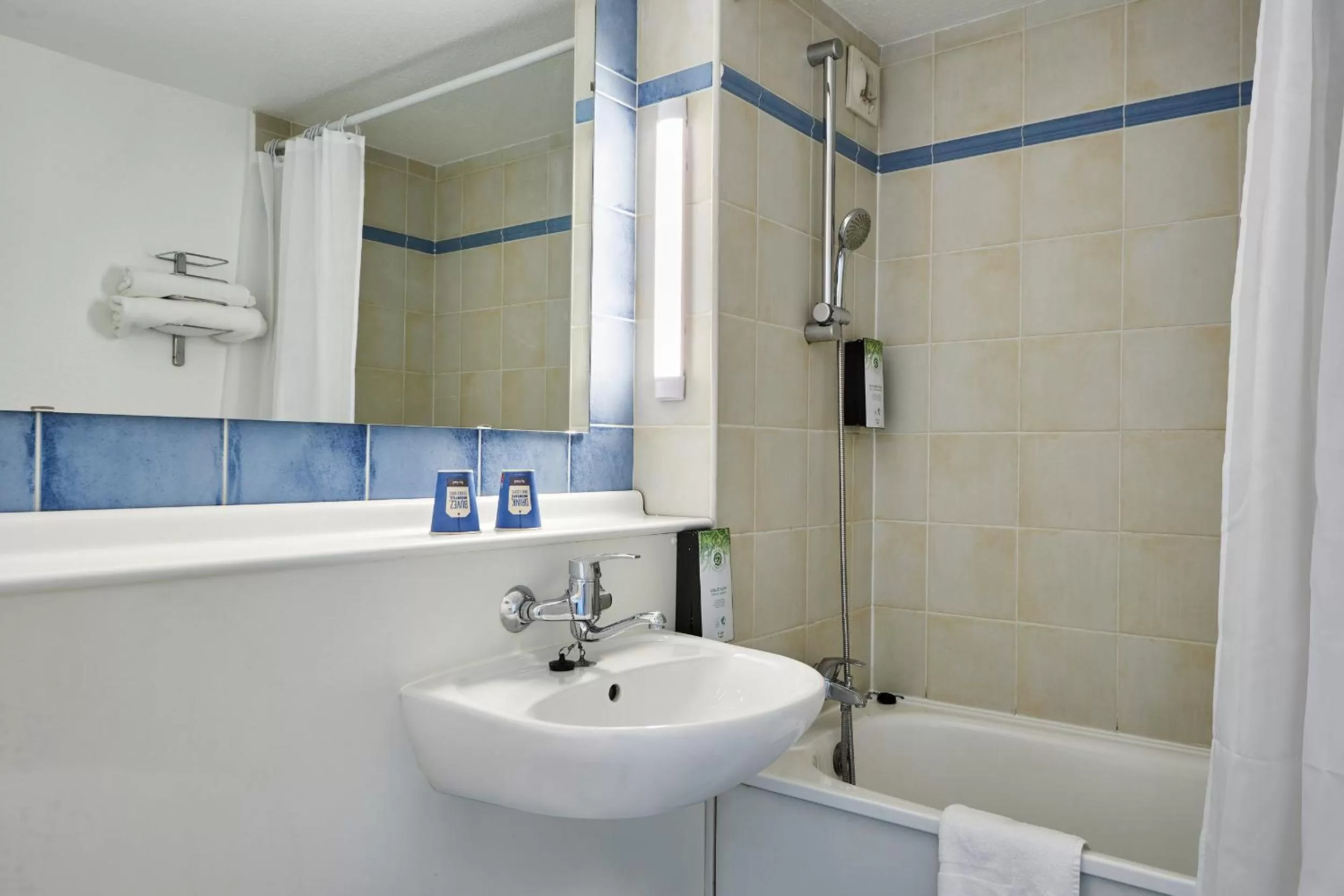 Bathroom in Kyriad Tarbes Bastillac