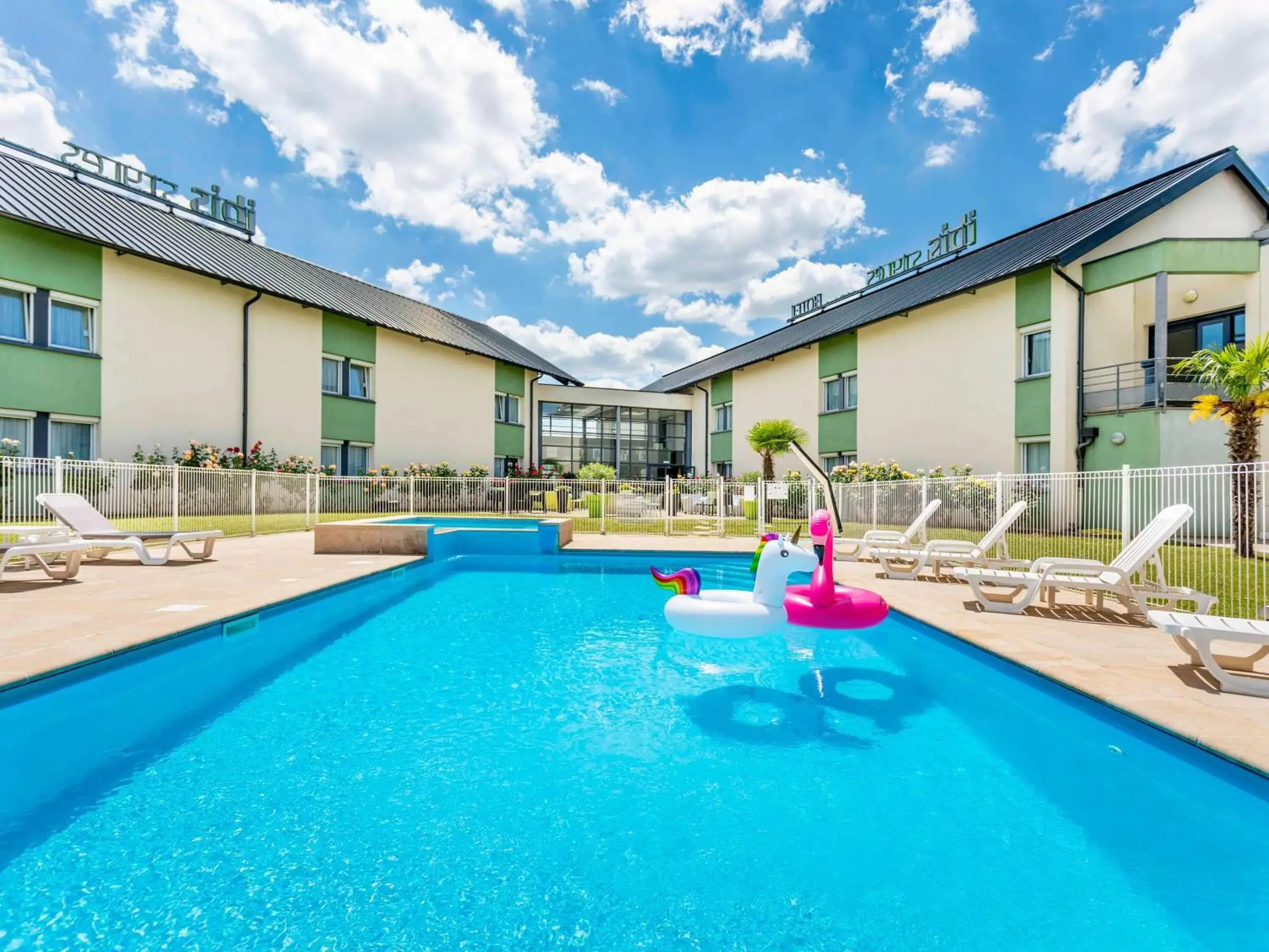 Property building, Swimming Pool in ibis Styles Bourges