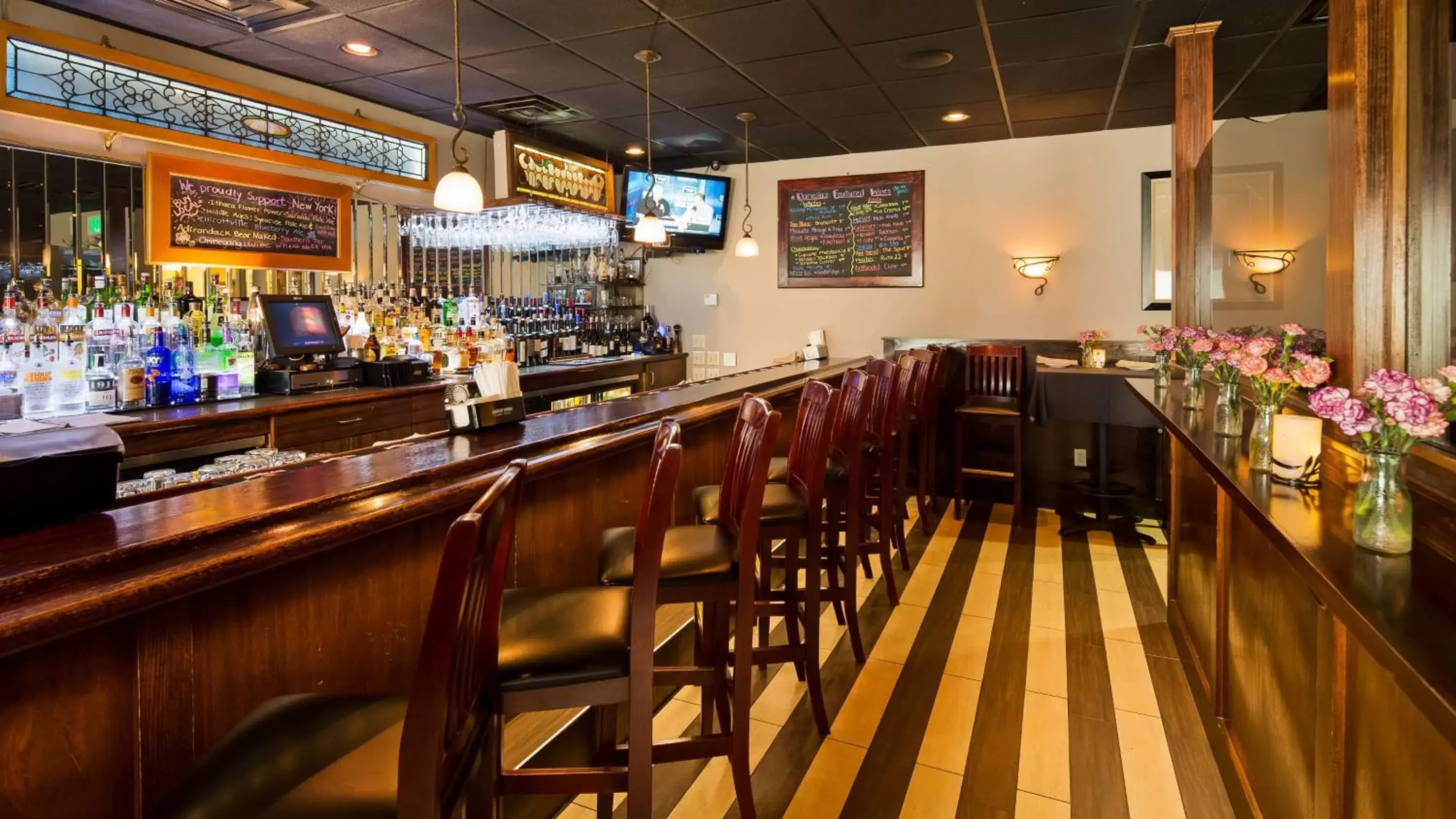 Lounge or bar in Best Western the Inn at the Fairgrounds Lounge or bar in Best Western the Inn at the Fairgrounds