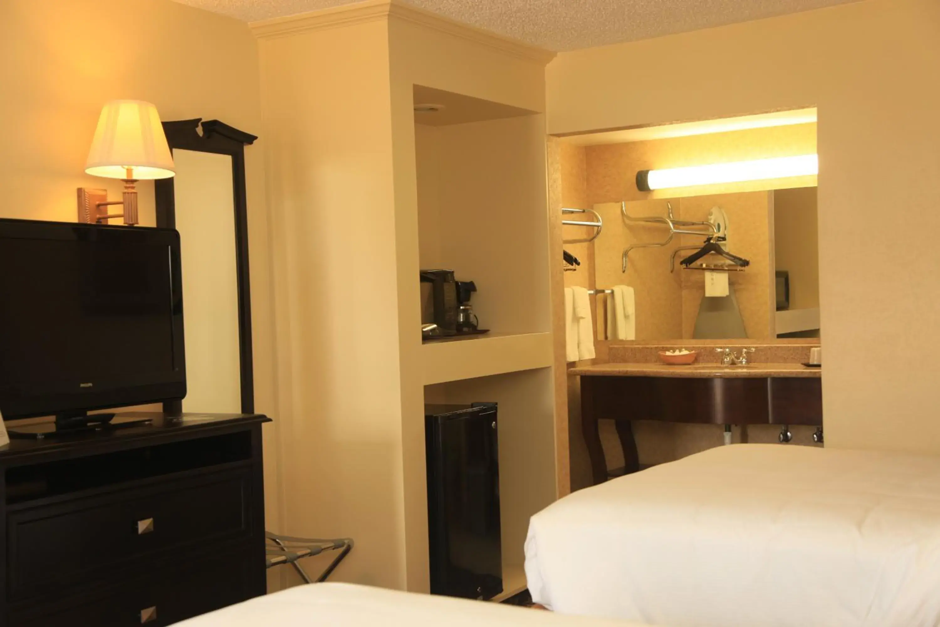 Photo of the whole room, Bed in Plaza Inn Midland Photo of the whole room, Bed in Plaza Inn Midland