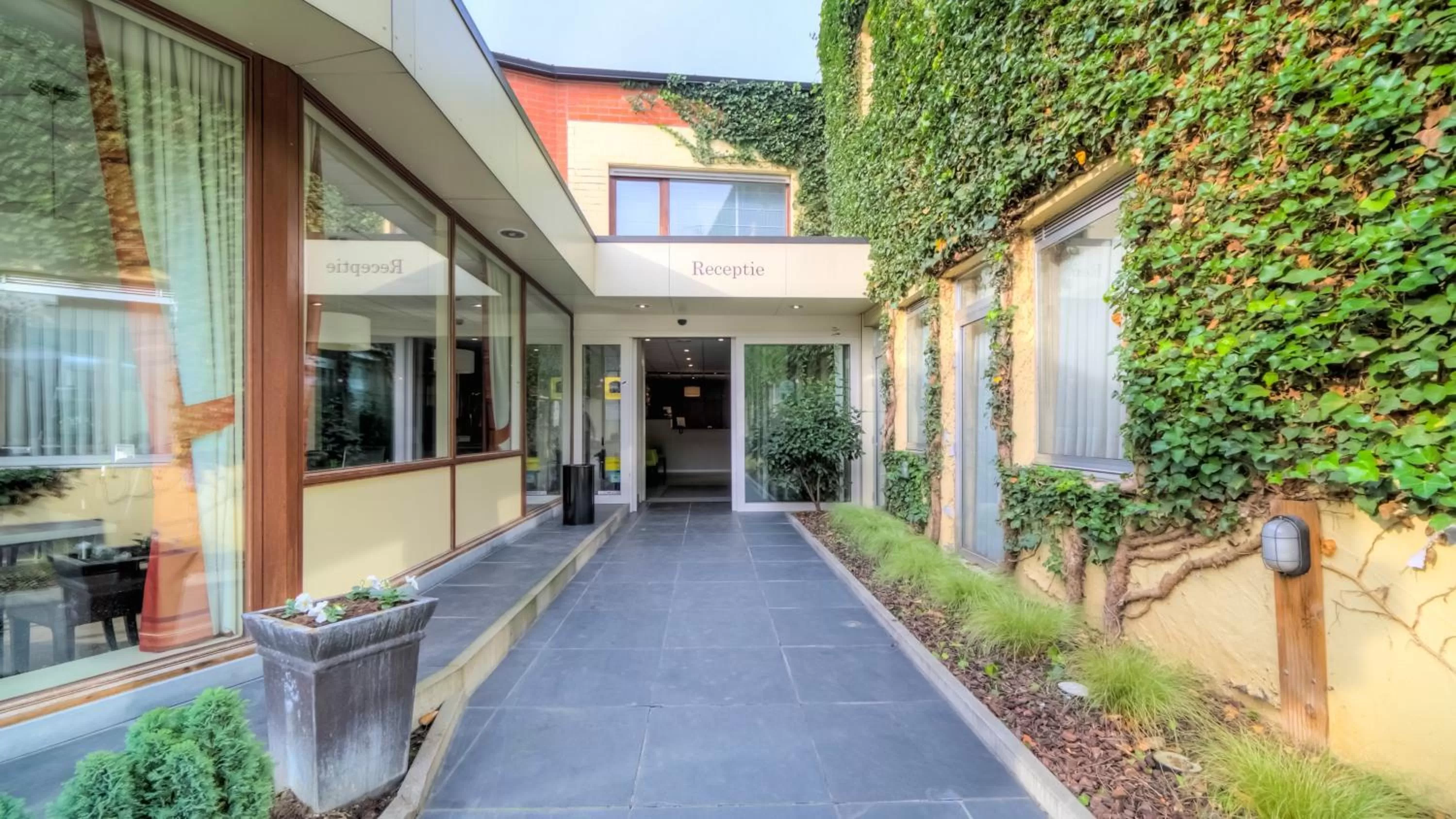 Facade/entrance in Value Stay Menen