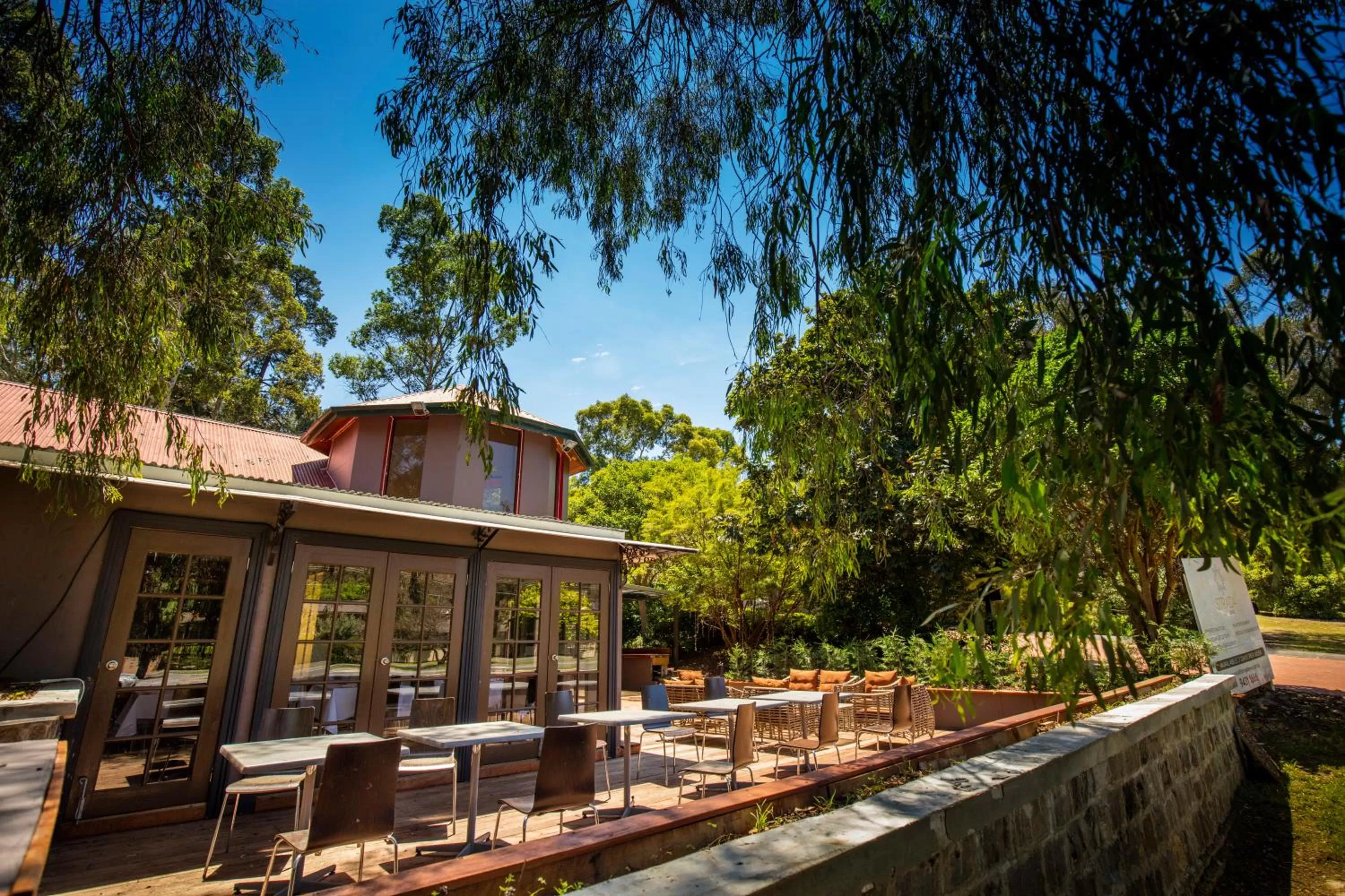 Restaurant/places to eat in Eltham Gateway Hotel & Conference Centre