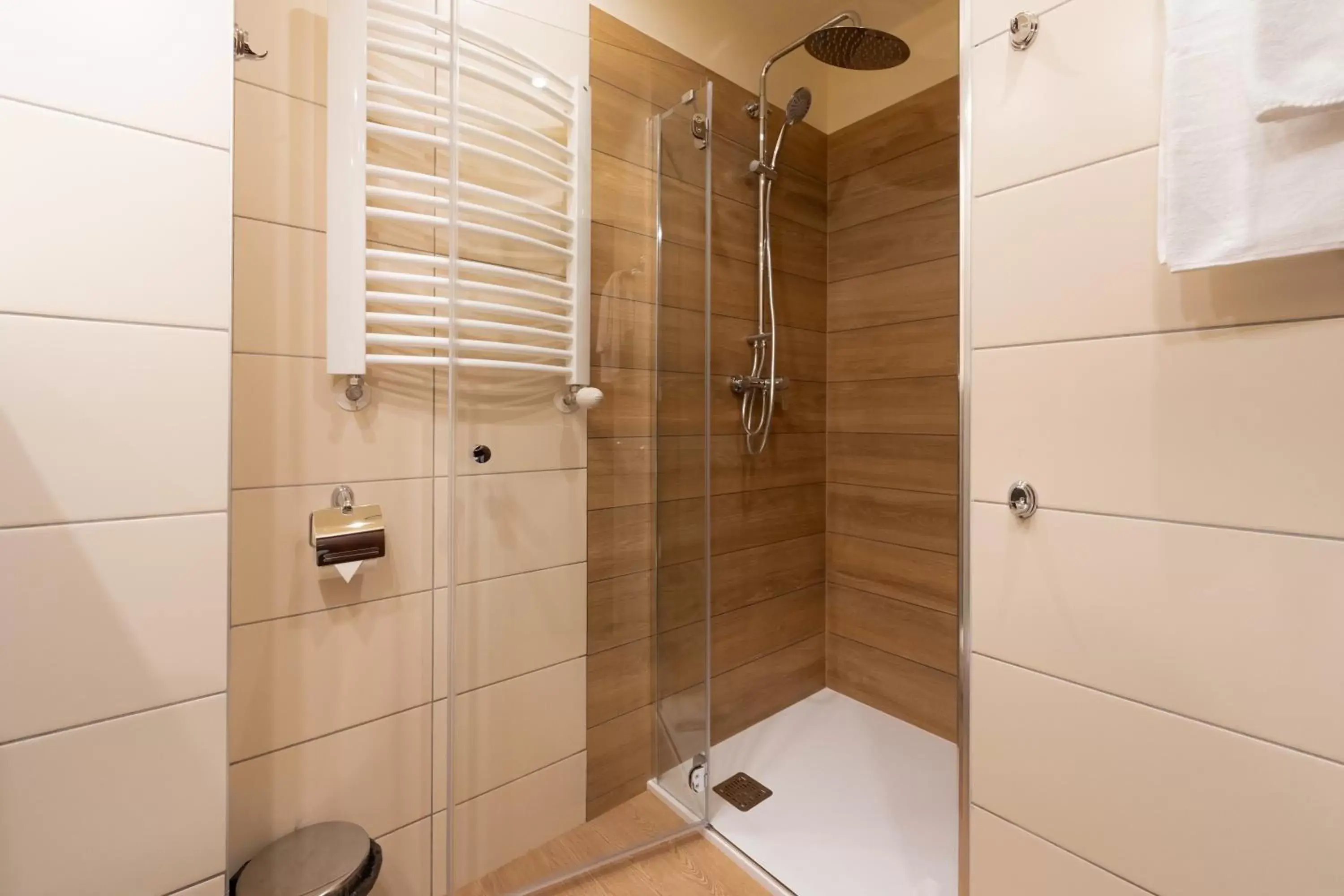 Shower, Bathroom in Park Hotel Diament Wroclaw