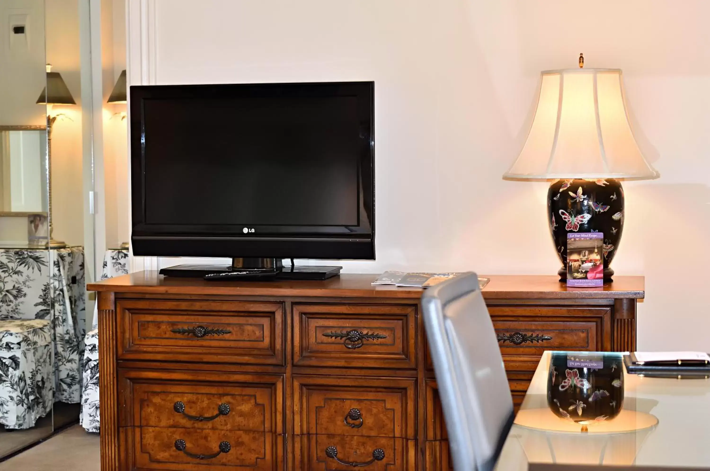 TV and multimedia, TV/Entertainment Center in Hotel Lombardy