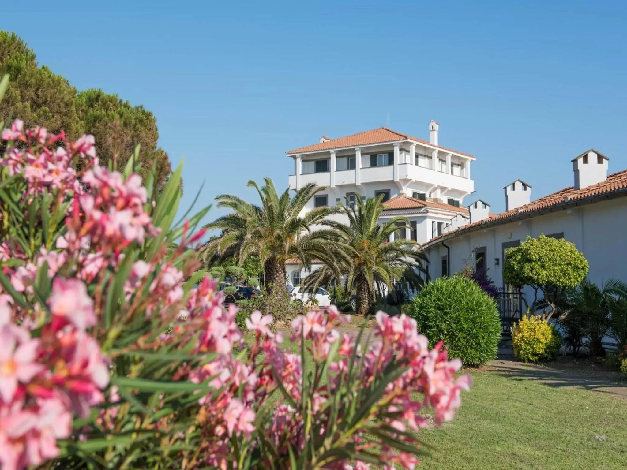 Property building, Garden in Mercure Civitavecchia Sunbay Park Hotel