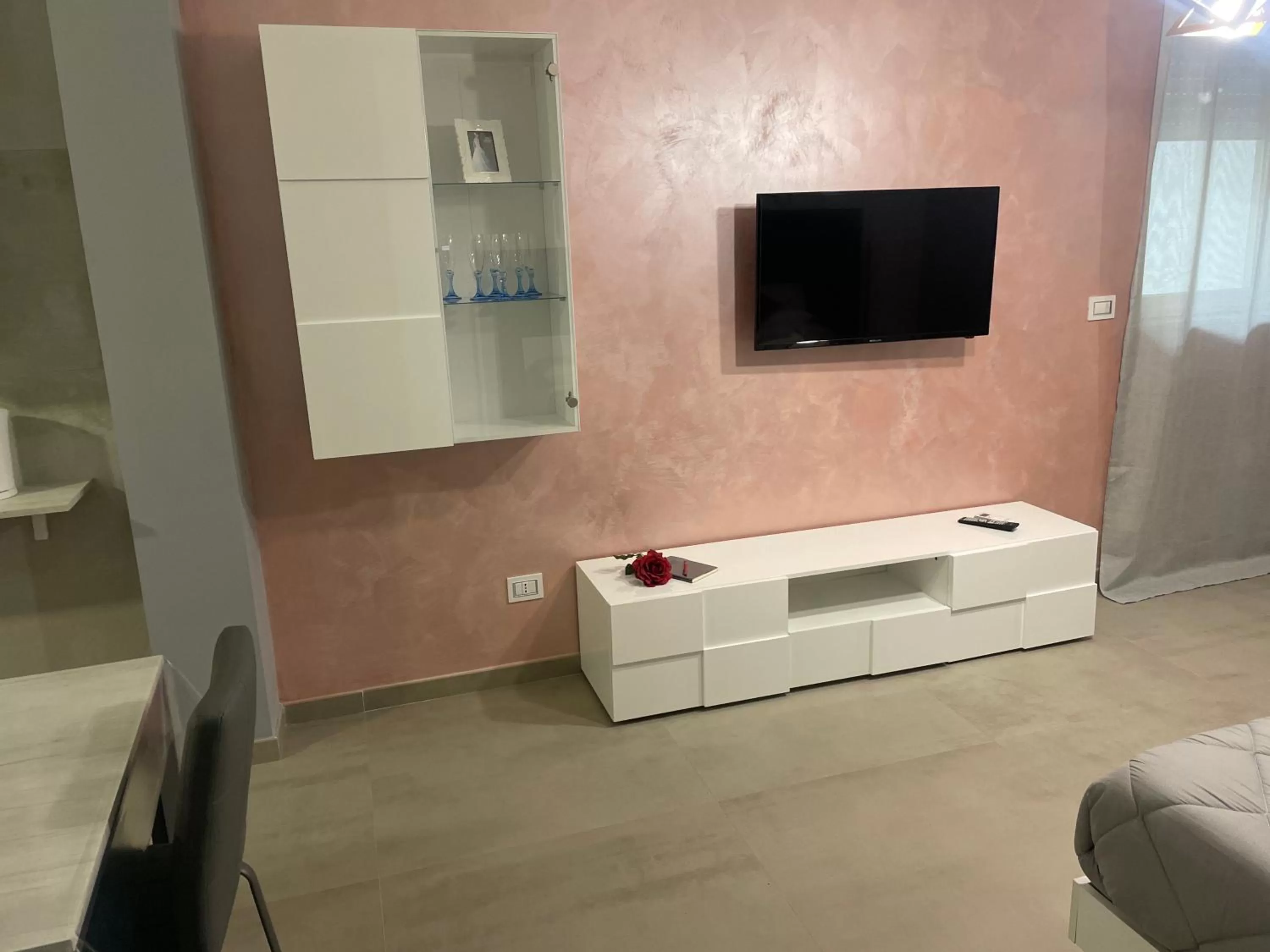 TV and multimedia in B&B Elles con parcheggio interno