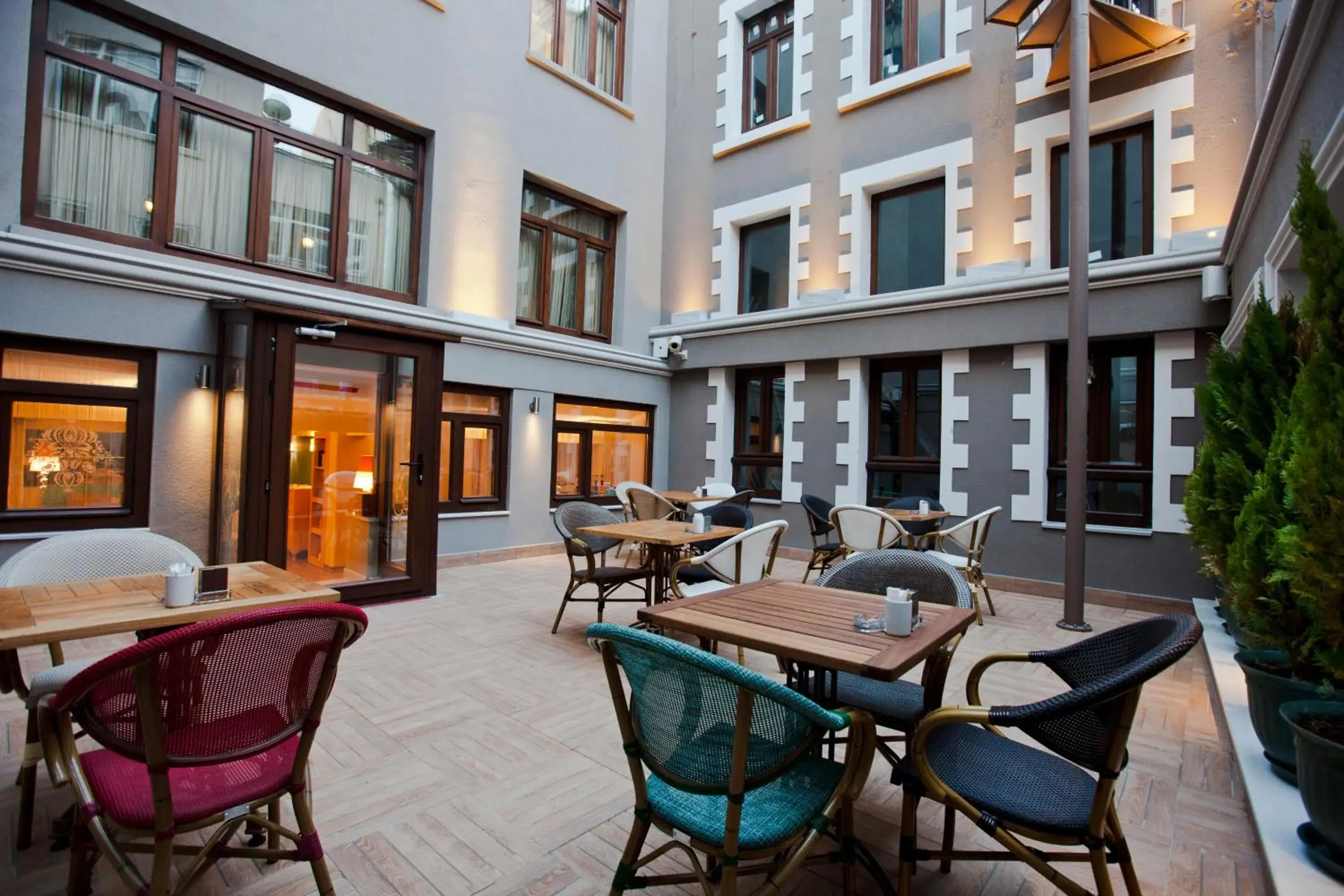Restaurant/places to eat, Patio/Outdoor Area in Collage Pera Hotel