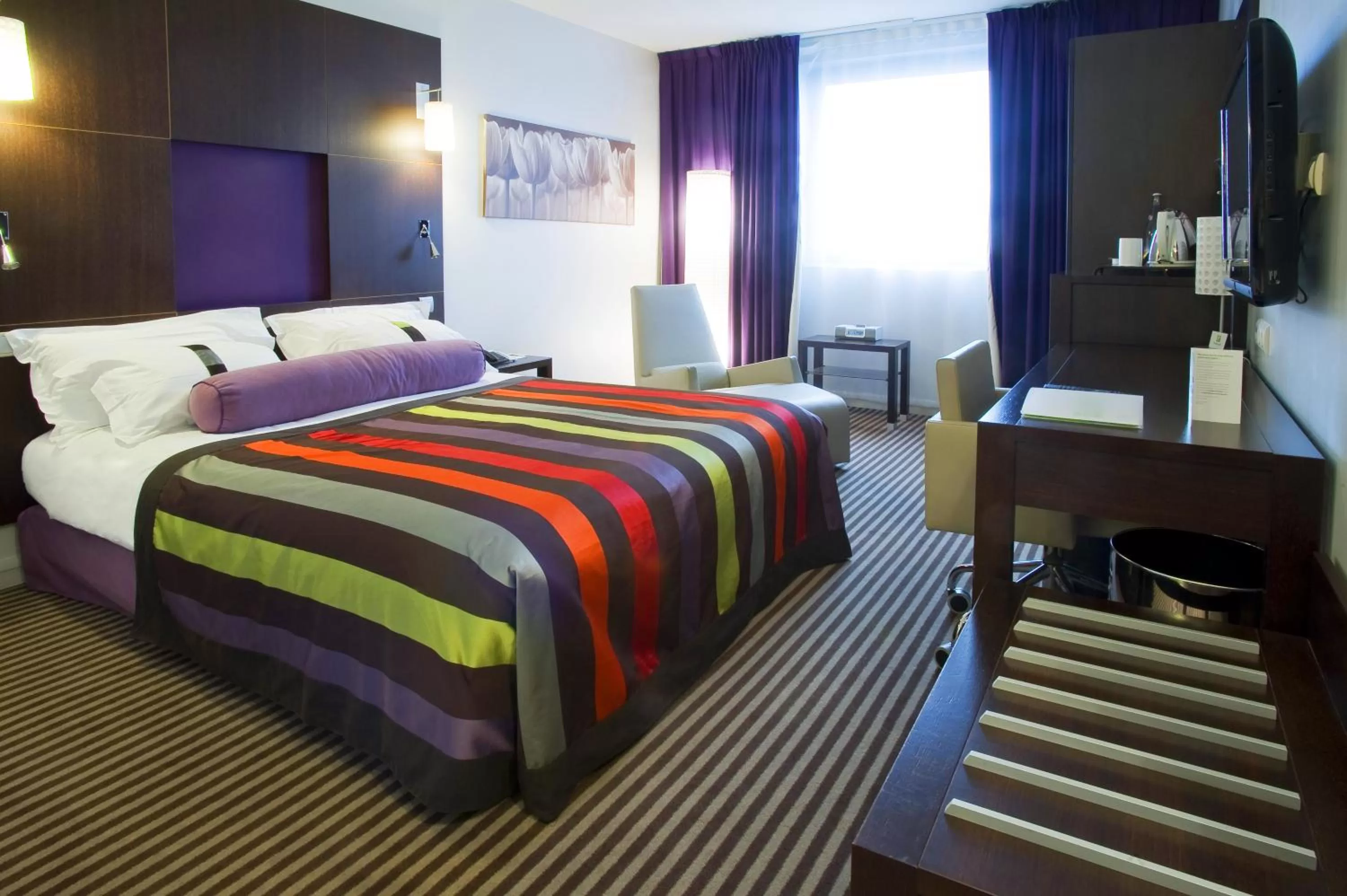 Photo of the whole room, Bed in Holiday Inn Dijon Toison D'or by IHG