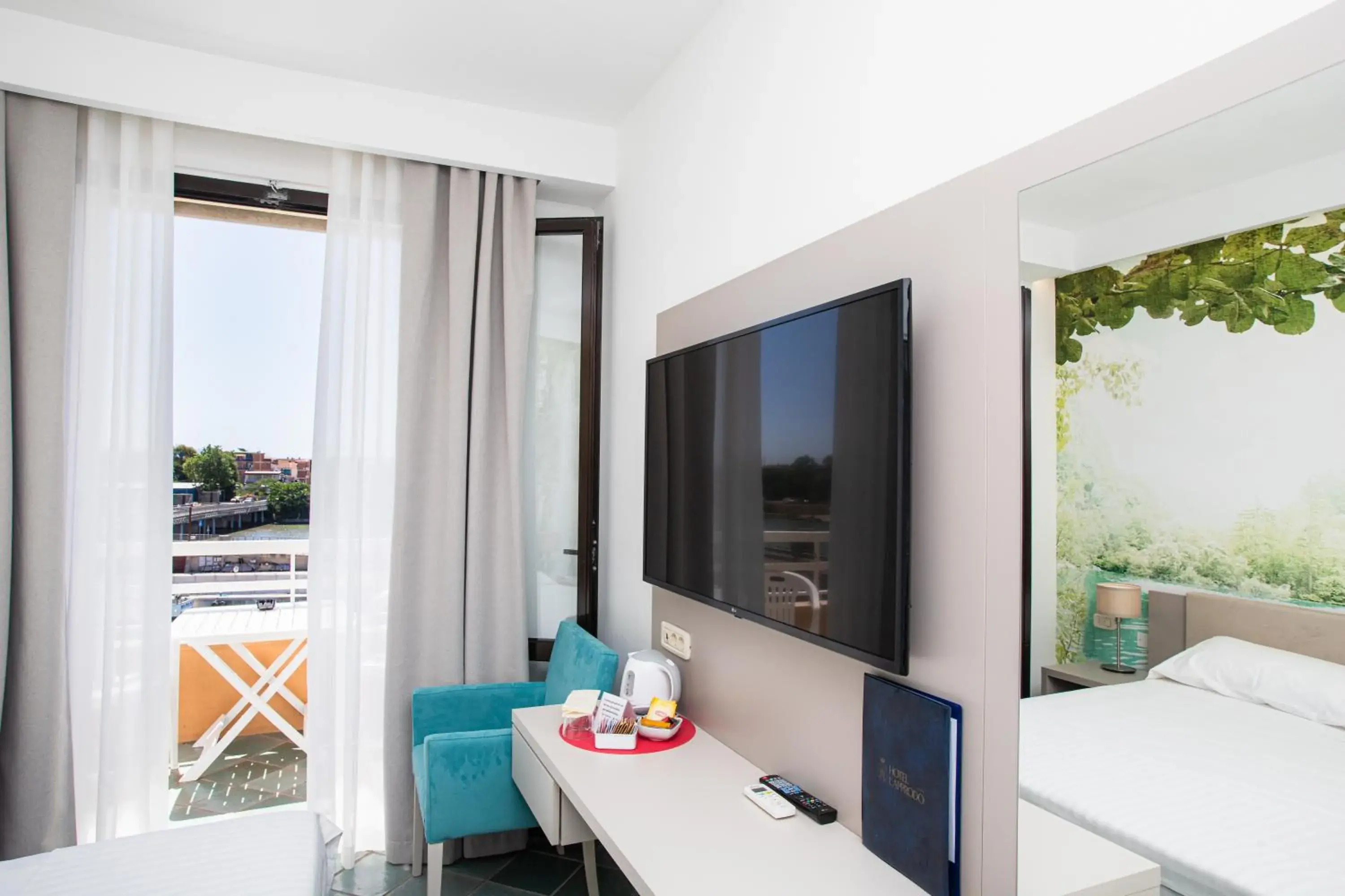 Bedroom, TV/Entertainment Center in Hotel L'Approdo