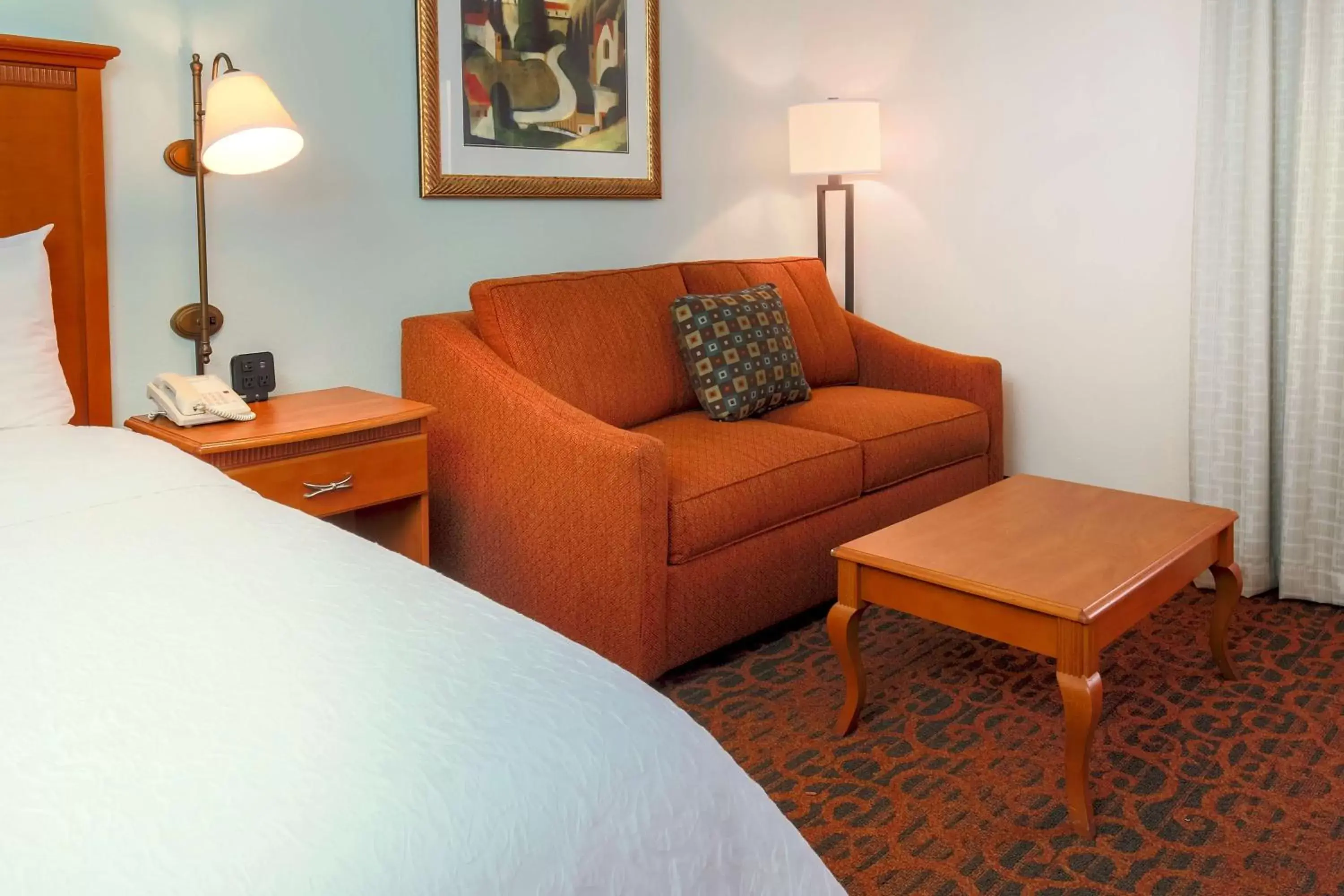 Bed, Seating Area in Hampton Inn Laredo