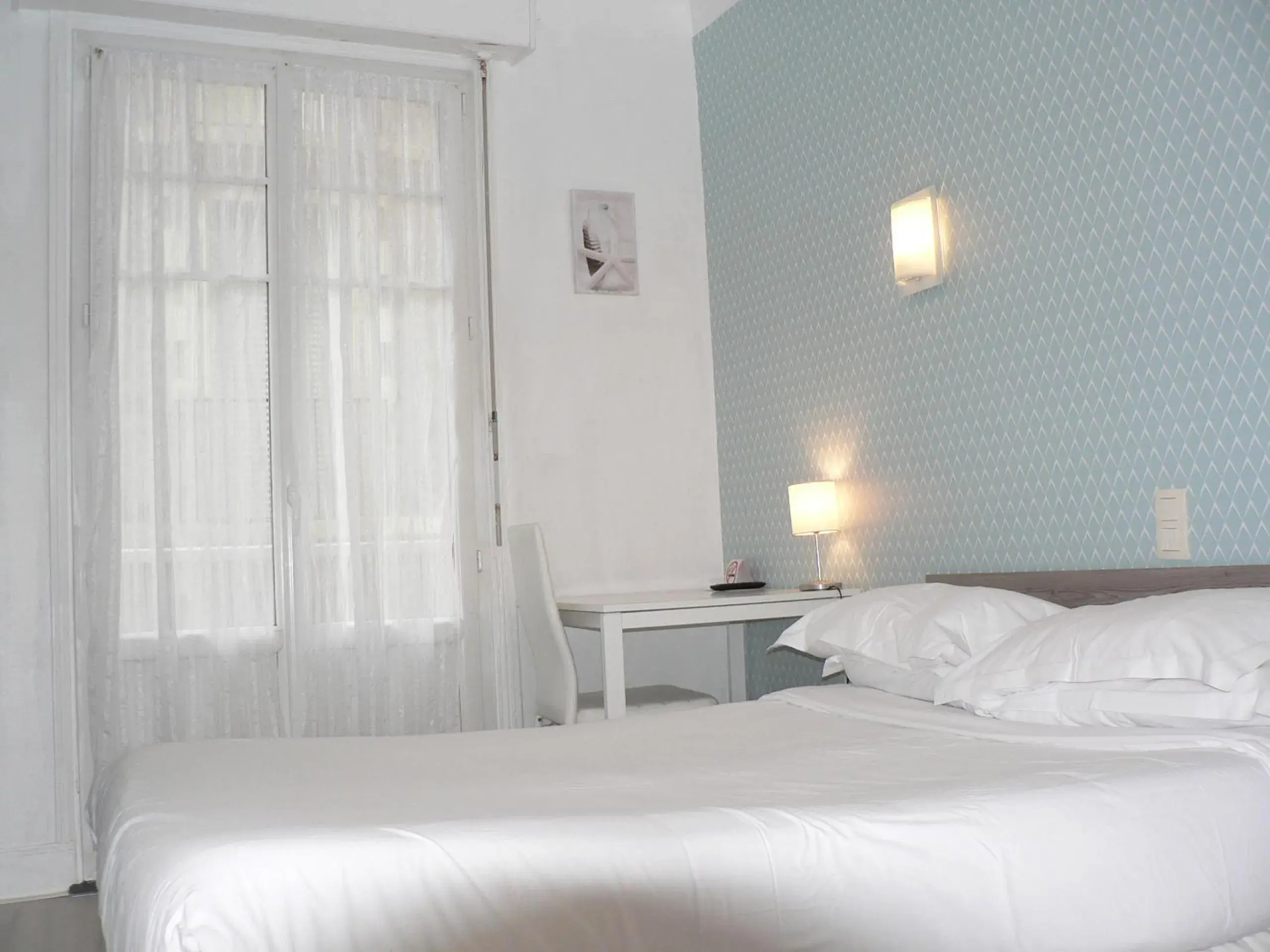 Bed in Hôtel Les Alizés