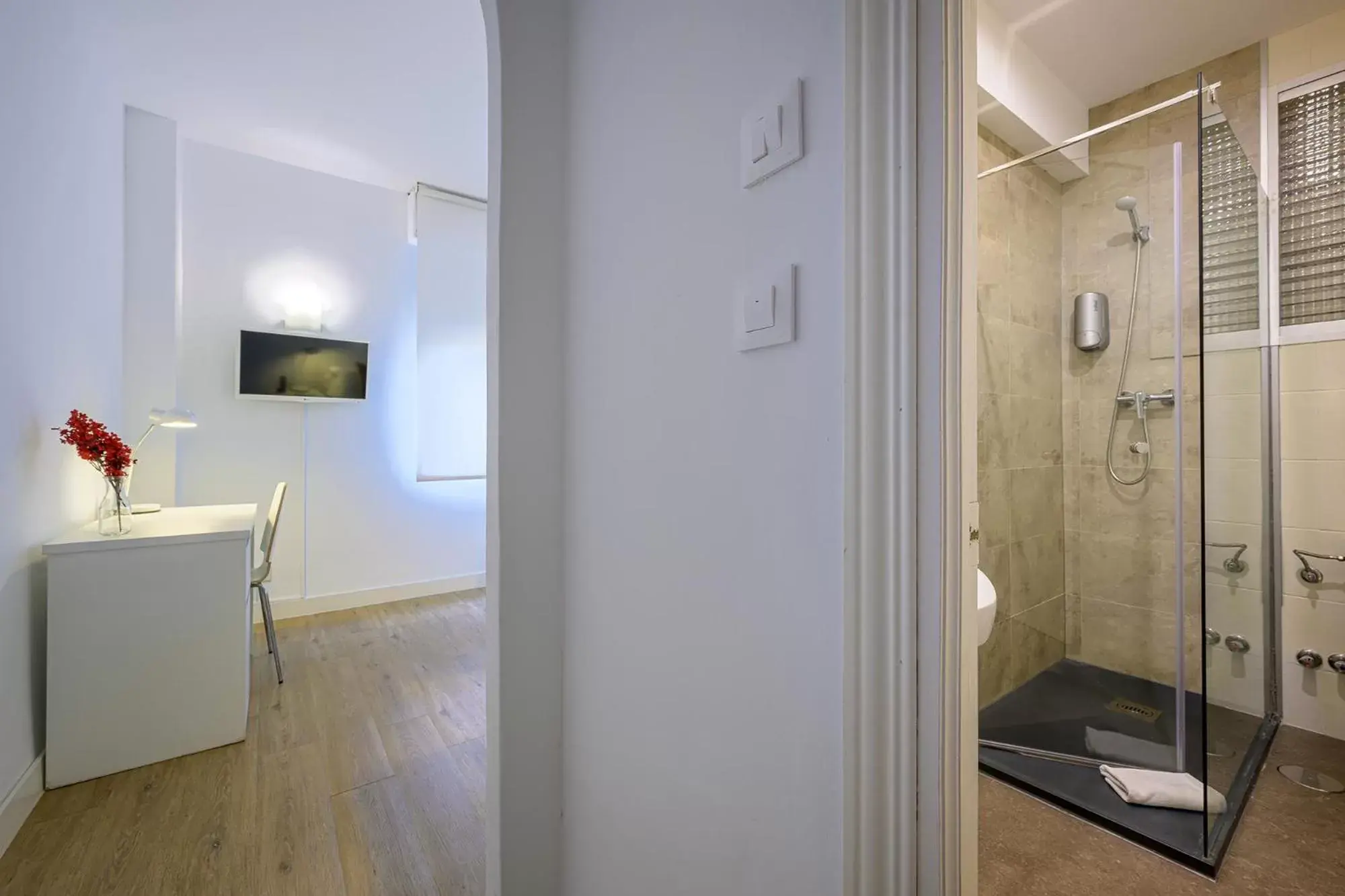 Bed, Bathroom in NeoMagna Madrid