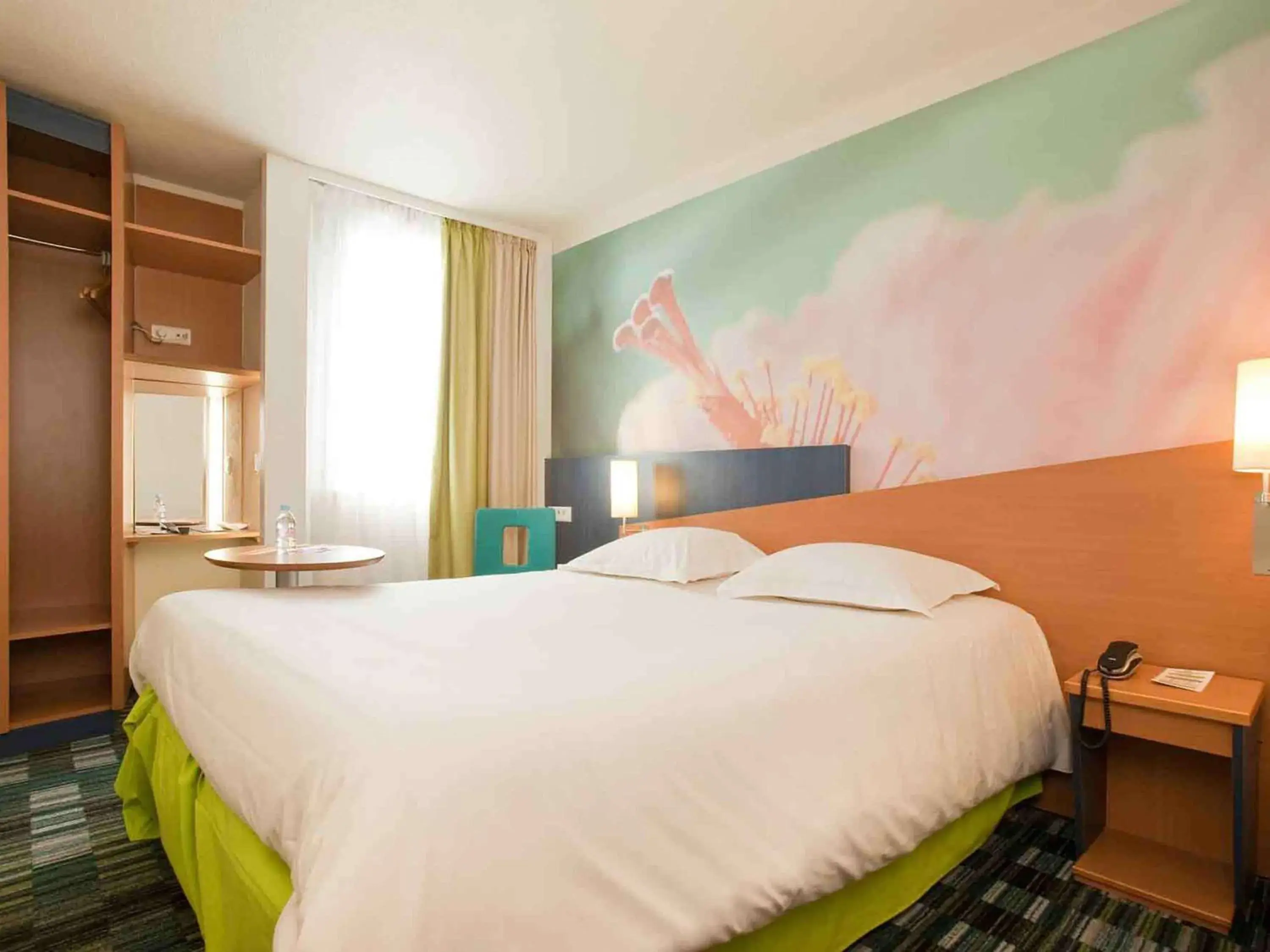 Photo of the whole room, Bed in ibis Styles Orleans