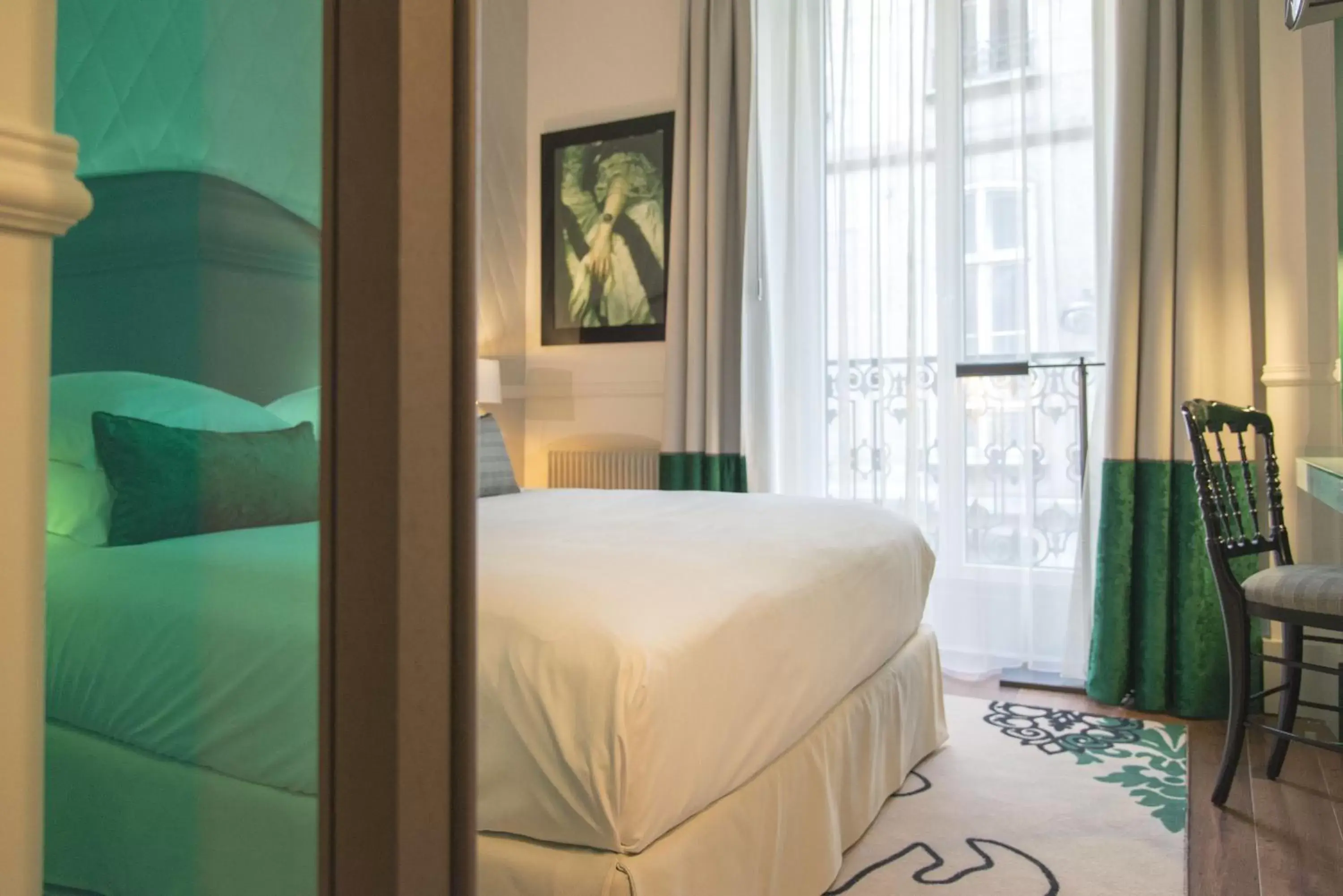 Photo of the whole room, Bed in Edouard 7 Paris Opéra Photo of the whole room, Bed in Edouard 7 Paris Opéra