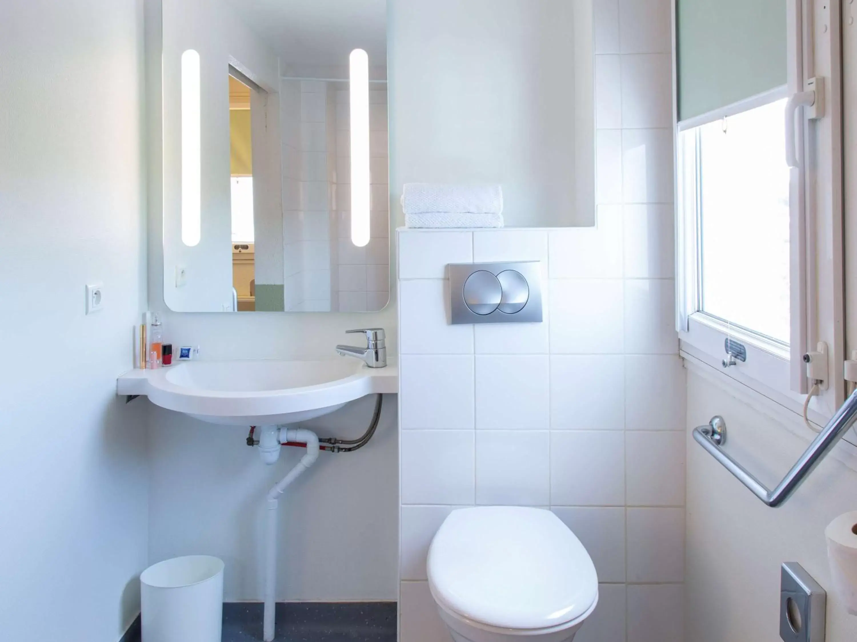 Bathroom in ibis budget Montpellier Sud Près d'Arènes
