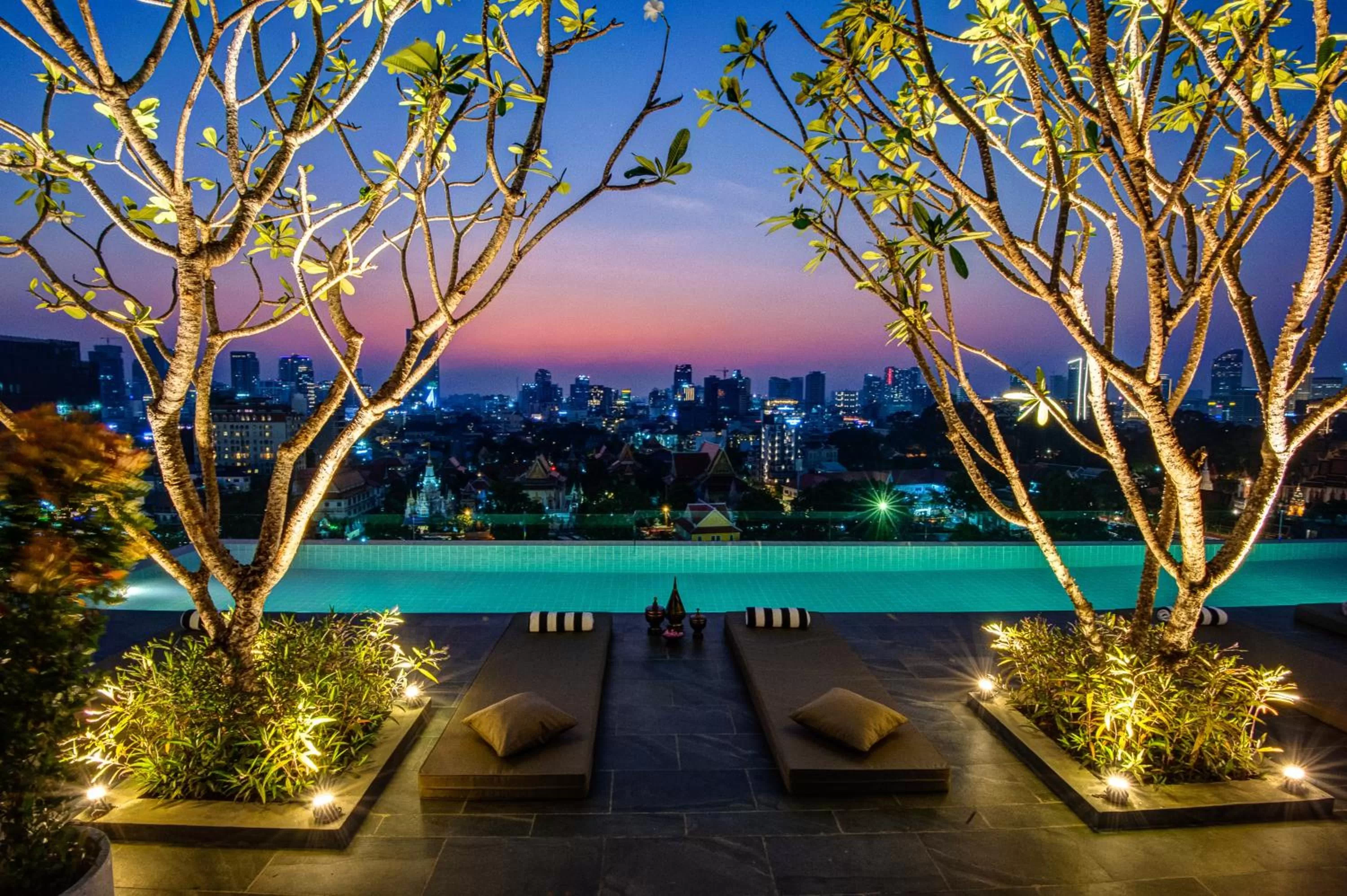 Swimming pool in GLOW PARK HOTEL Grand Royal Palace