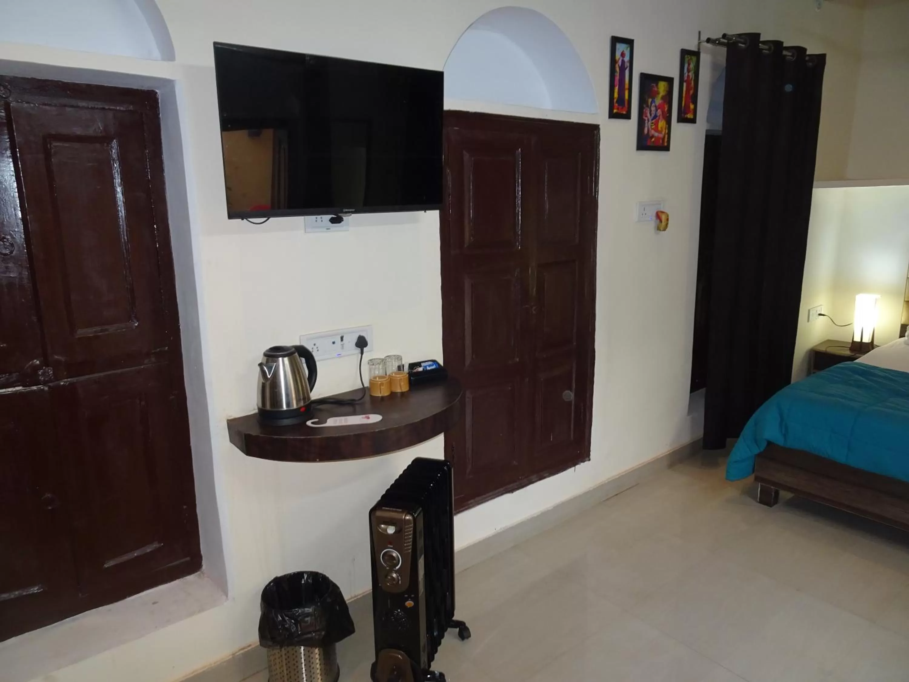 TV and multimedia, Bed in Foreigners Inn