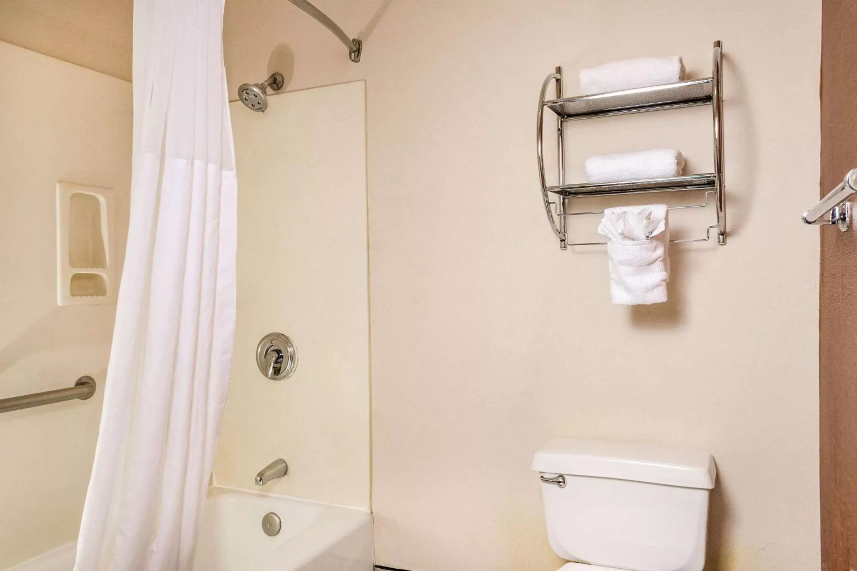 Bedroom, Bathroom in Quality Inn & Suites Lathrop