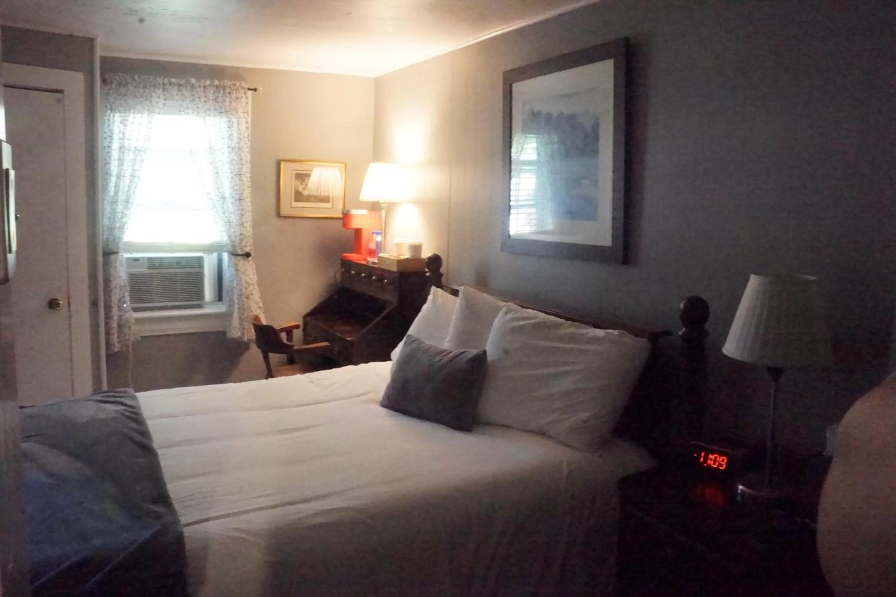 Bed in The Frogtown Inn