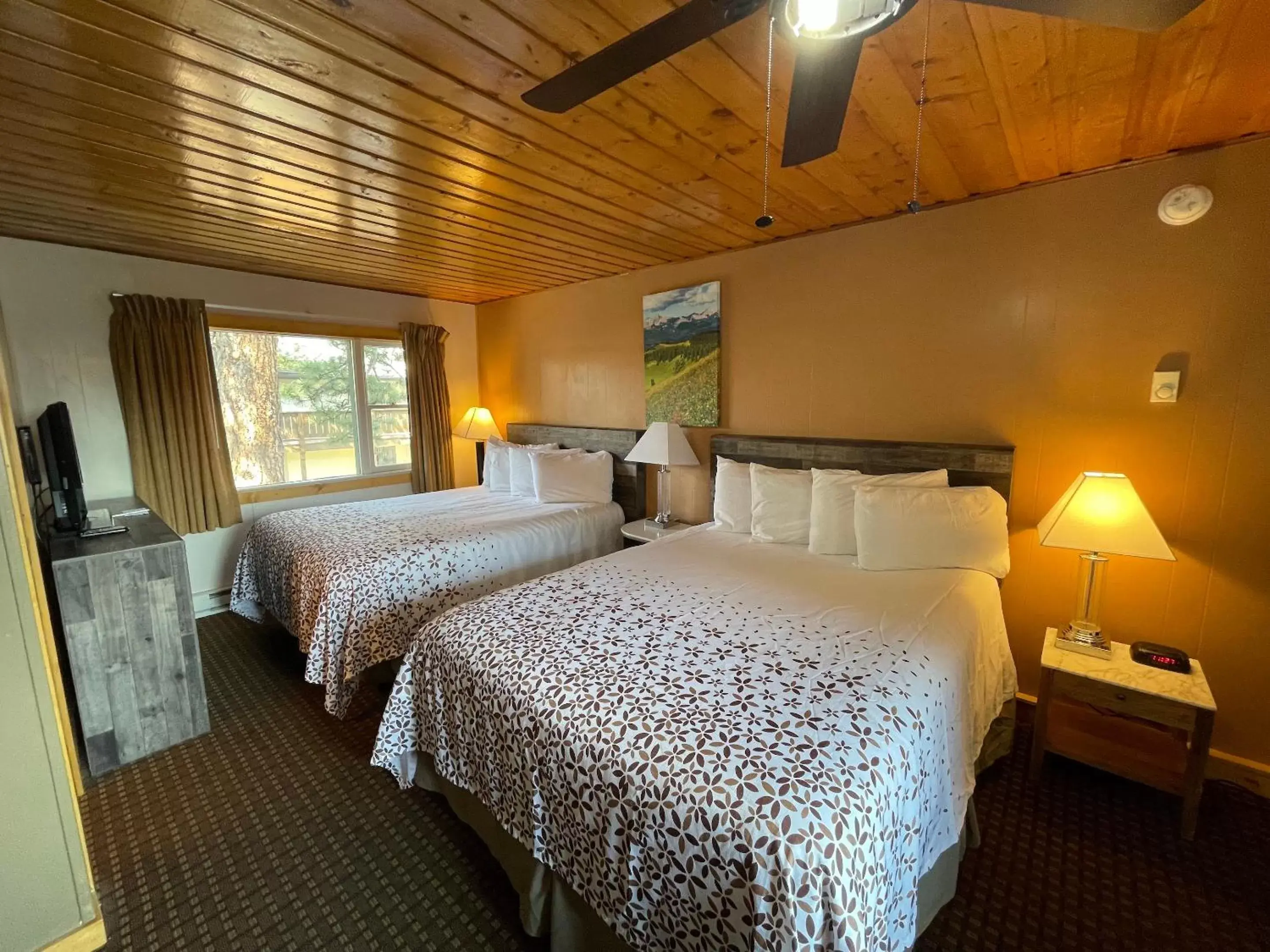 Bed in Estes Mountain Inn