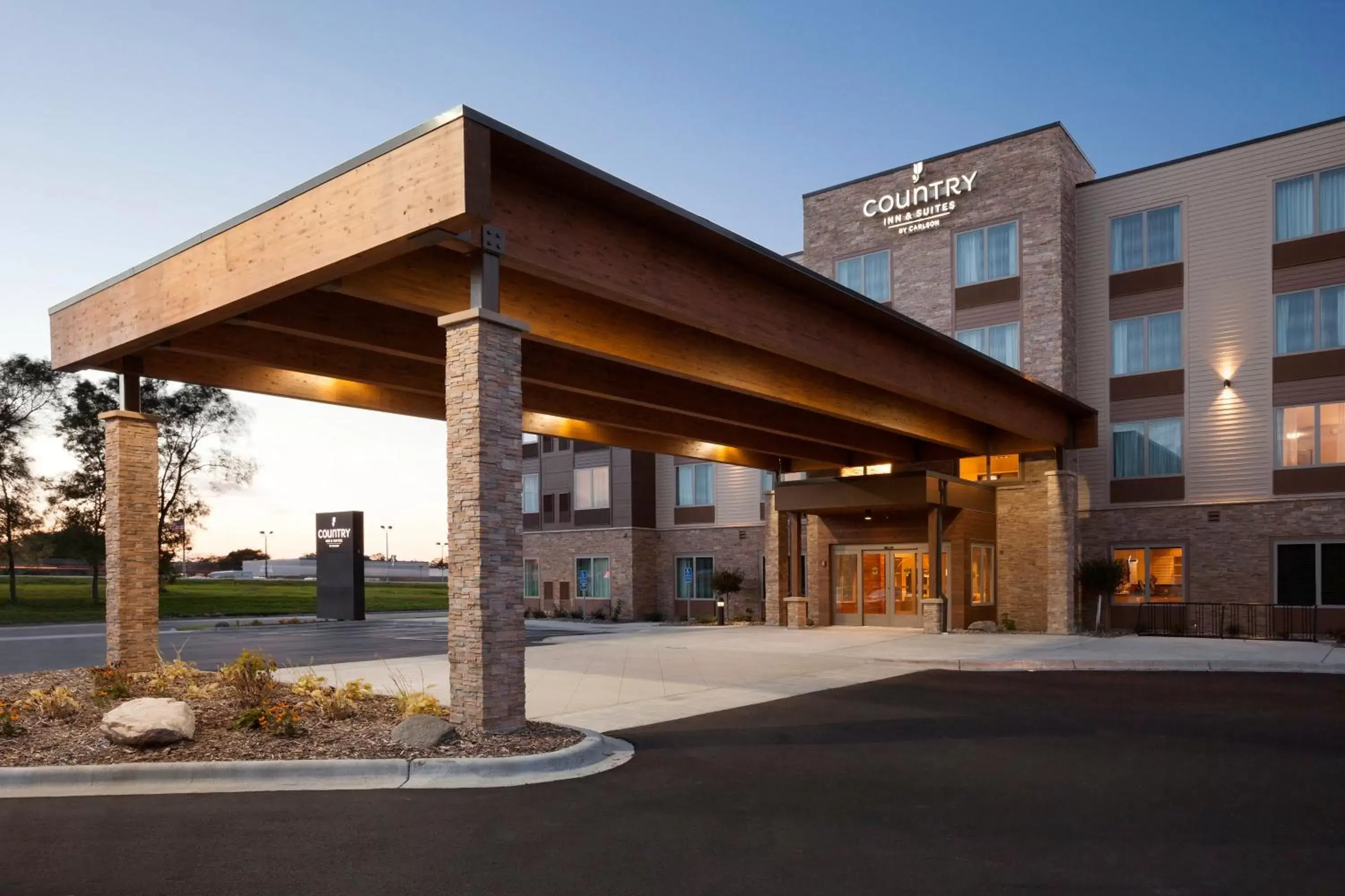 Facade/entrance in Country Inn & Suites by Radisson, Indianola, IA