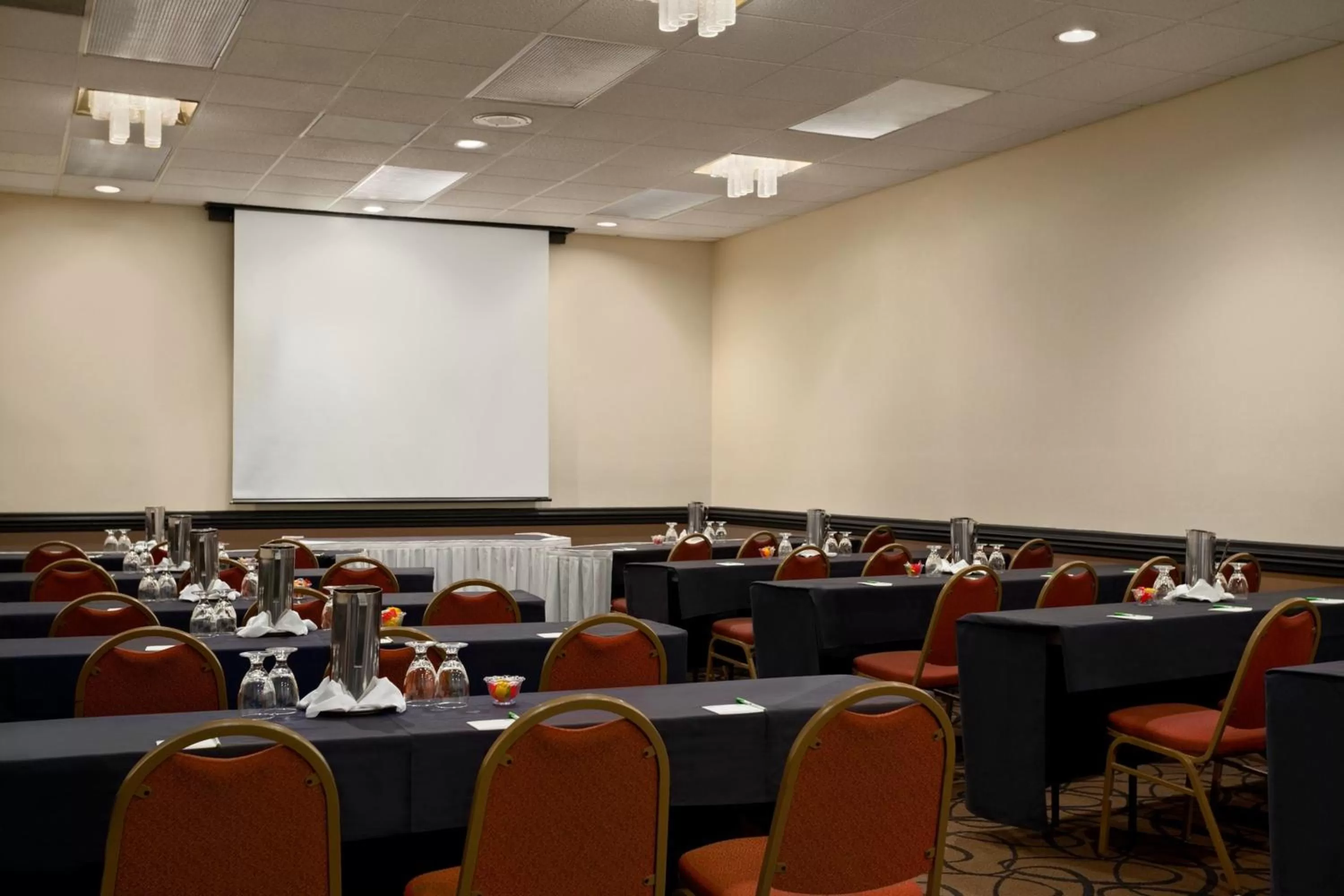 Meeting/conference room in Holiday Inn Portland-Airport I-205 by IHG