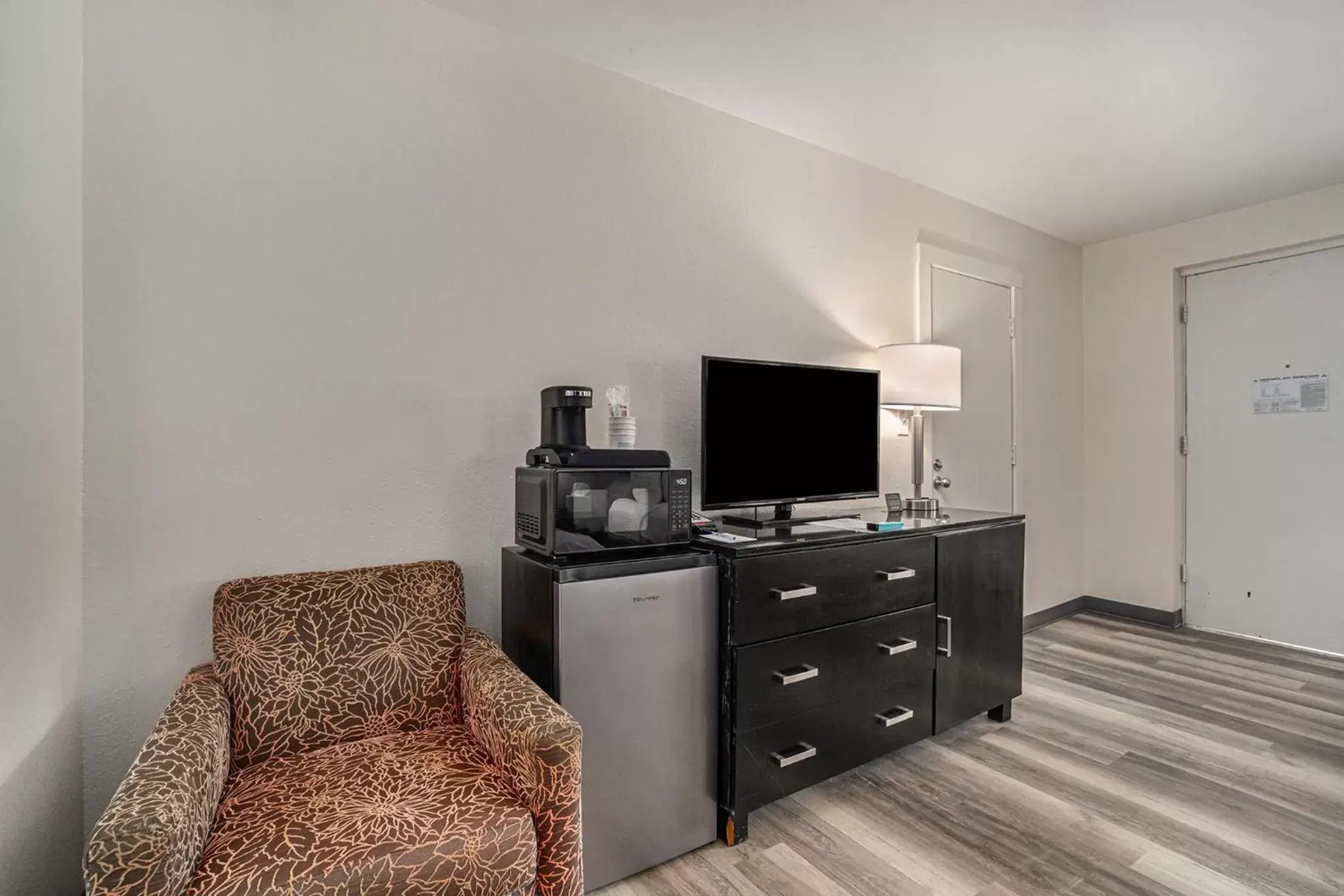 Coffee/tea facilities, TV/Entertainment Center in Travelodge by Wyndham Traverse City MI