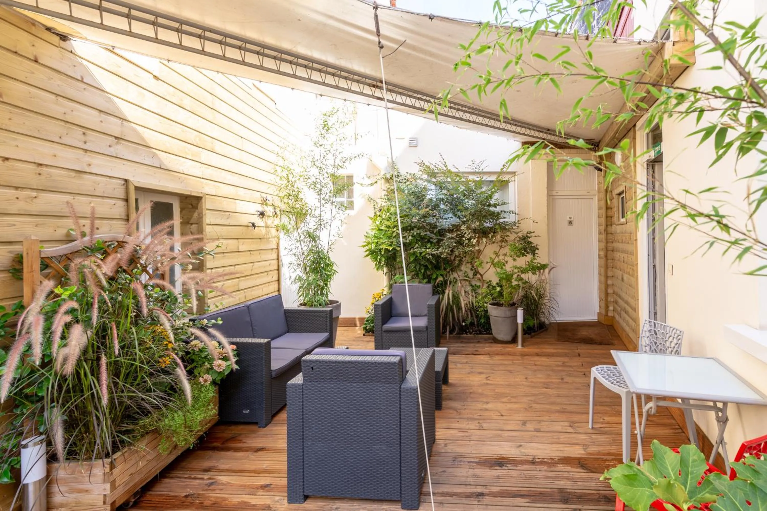 Patio in Cit'Hotel Le Regina Bordeaux Gare Saint-Jean