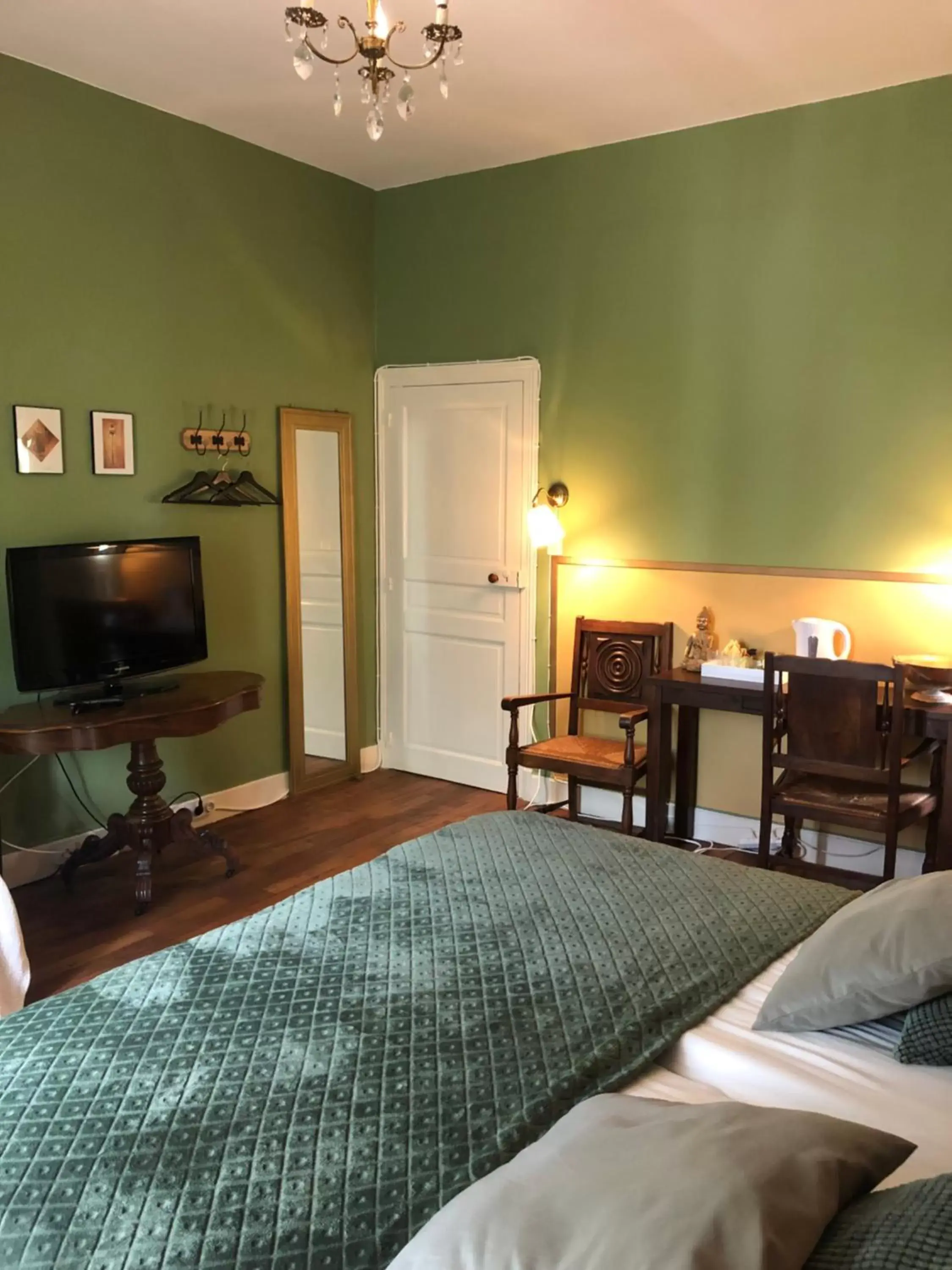 Bedroom, Bed in Maison de la Comtesse