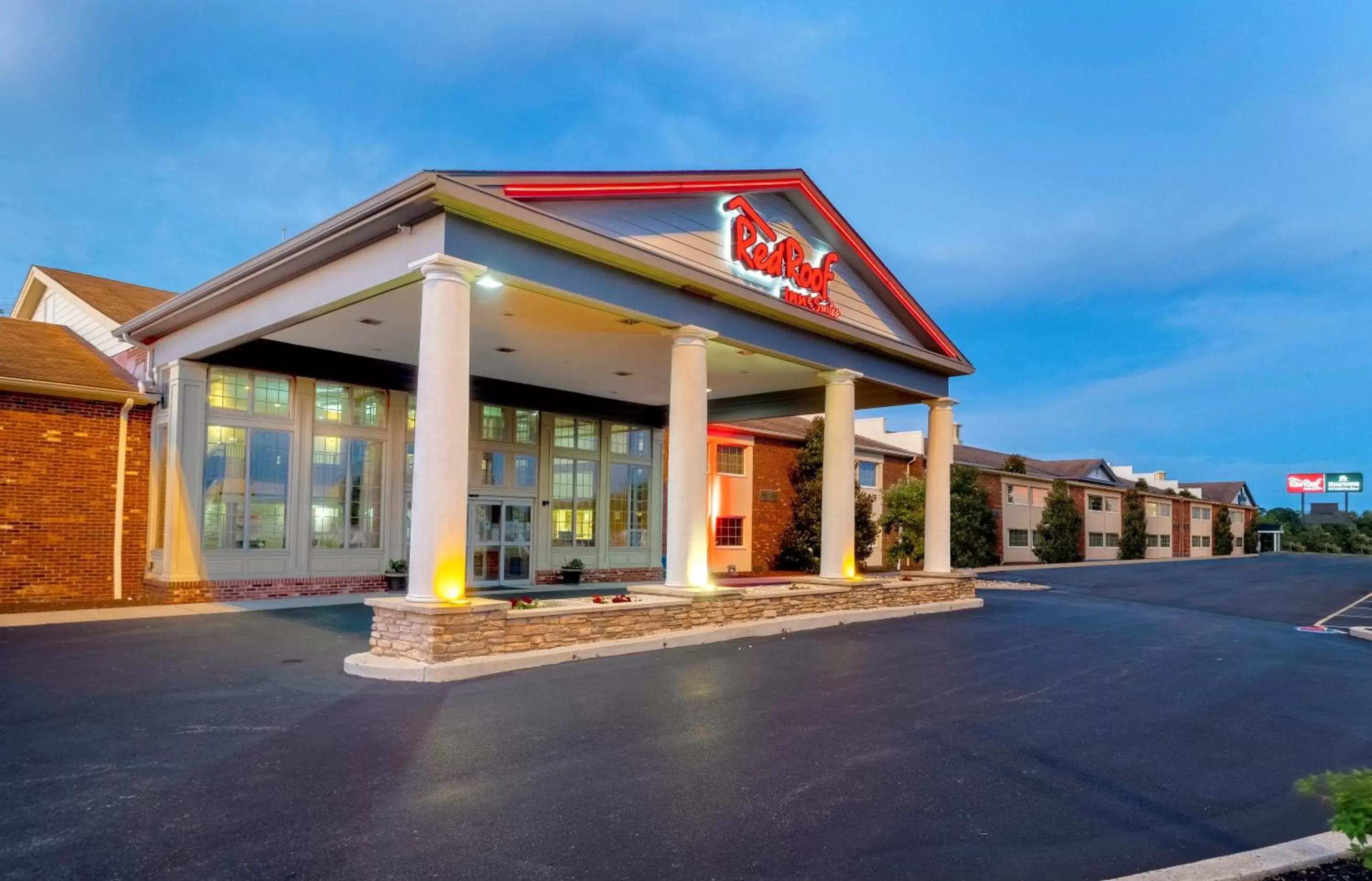 Property Building in Red Roof Inn & Suites Wilmington – New Castle