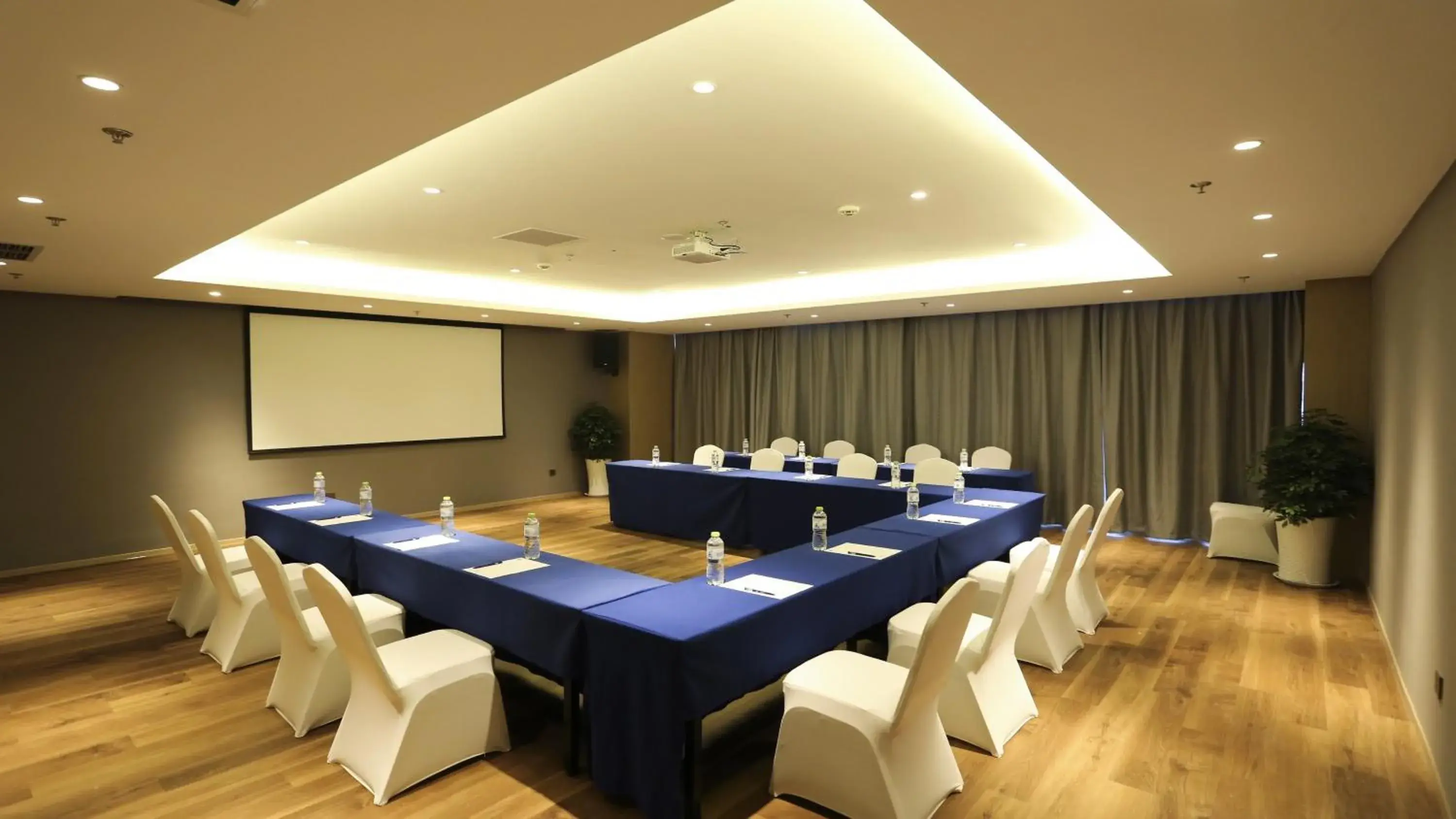 Meeting/conference room in Holiday Inn Express Linyi Riverside, an IHG Hotel