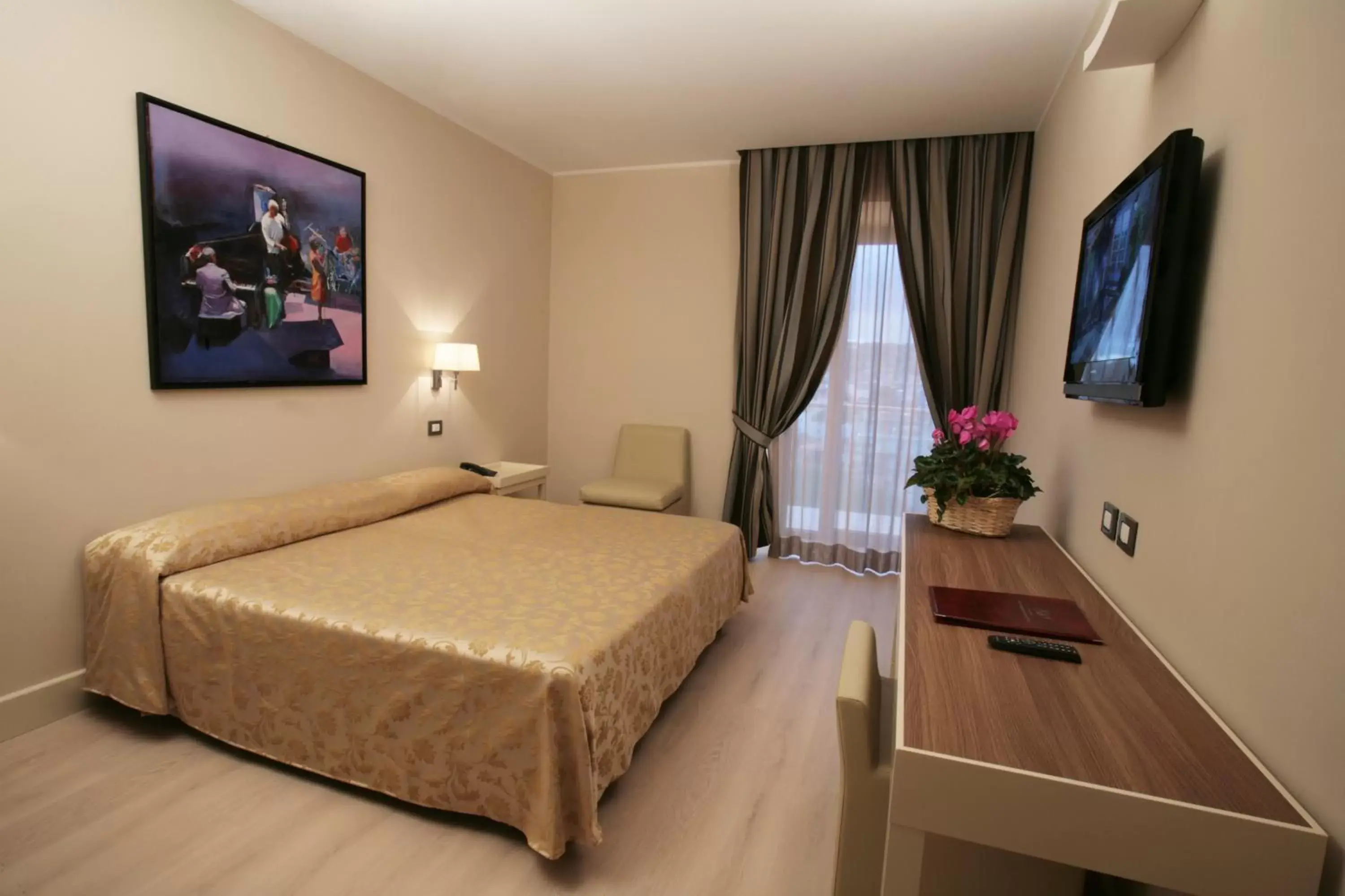 Bed in Hotel Mirasole International