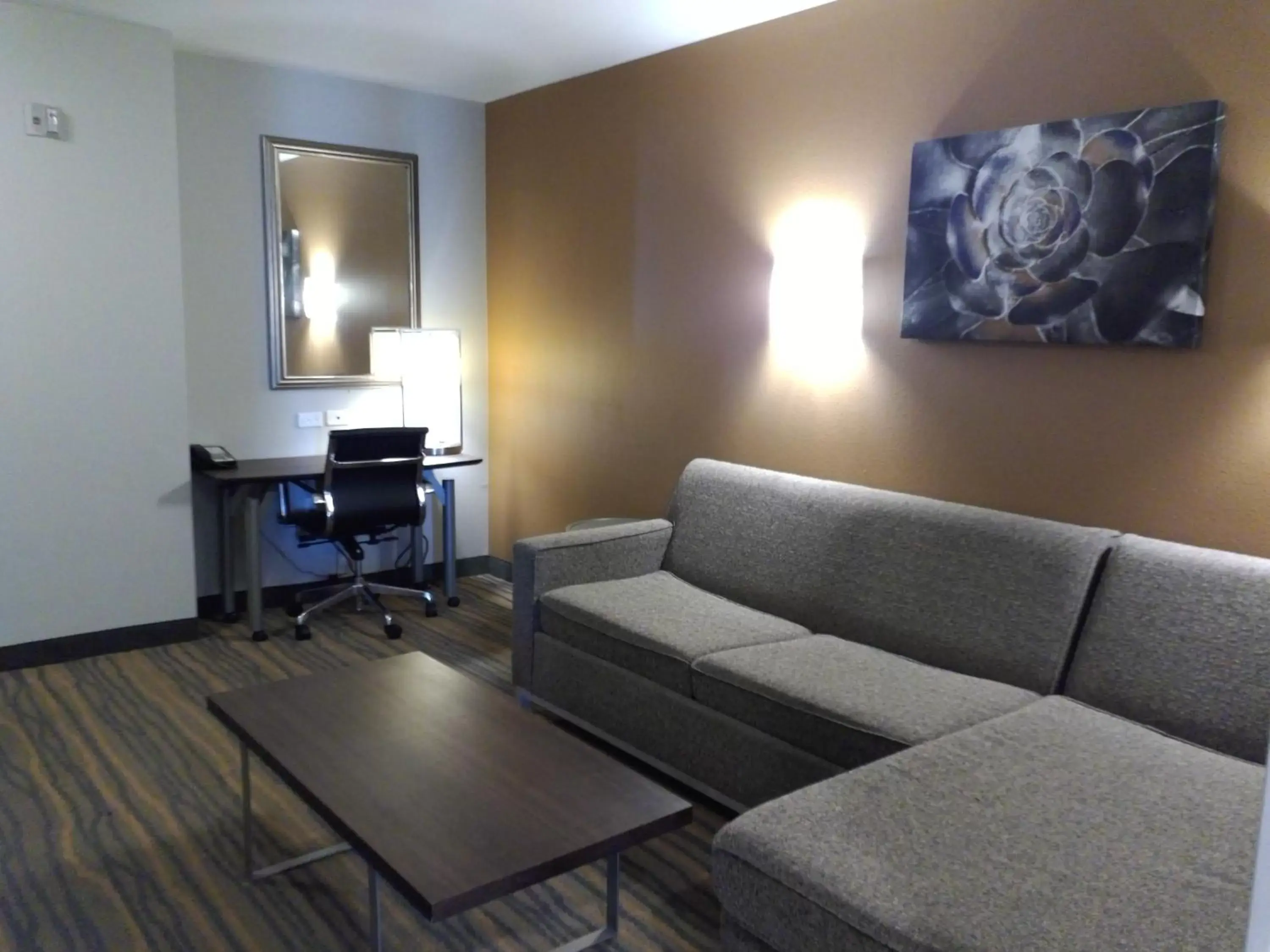 Living room, Seating Area in Holiday Inn Hotel and Suites Albuquerque - North Interstate 25, an IHG Hotel