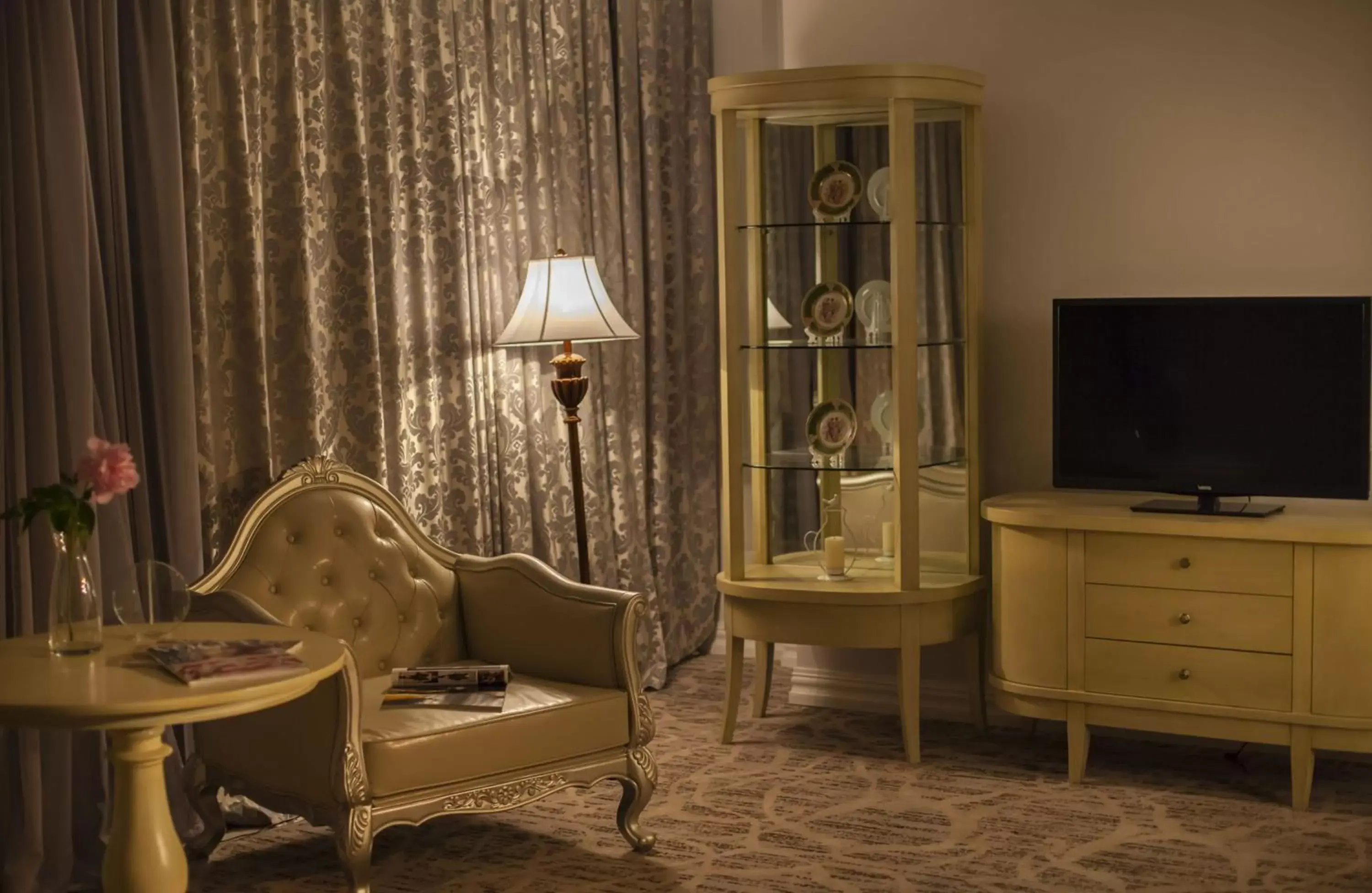 Living room, Seating Area in Bristol Central Park Hotel