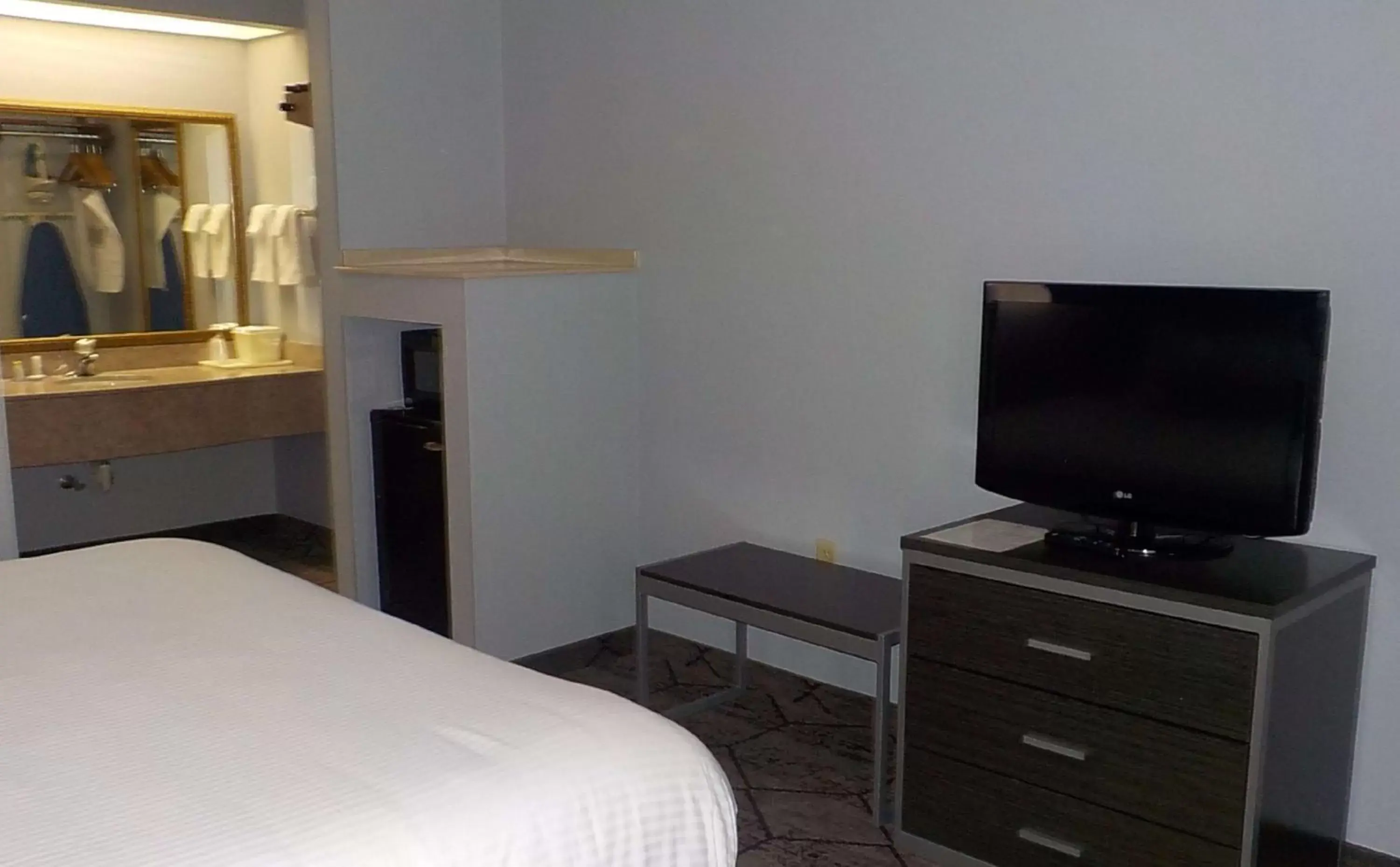 Other, TV/Entertainment Center in SureStay Plus Hotel by Best Western Warner Robins AFB