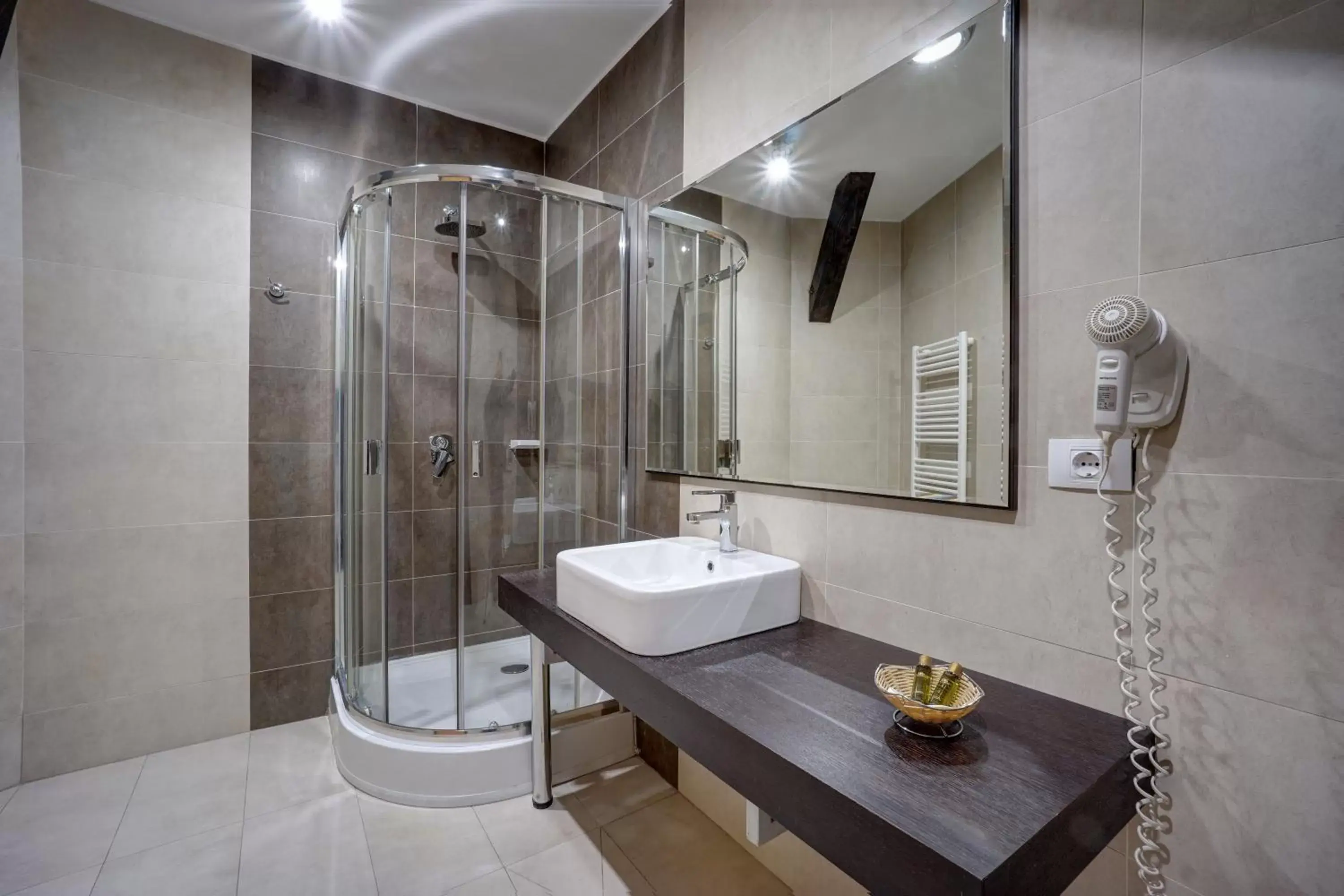 Shower, Bathroom in Hotel Ave Lux