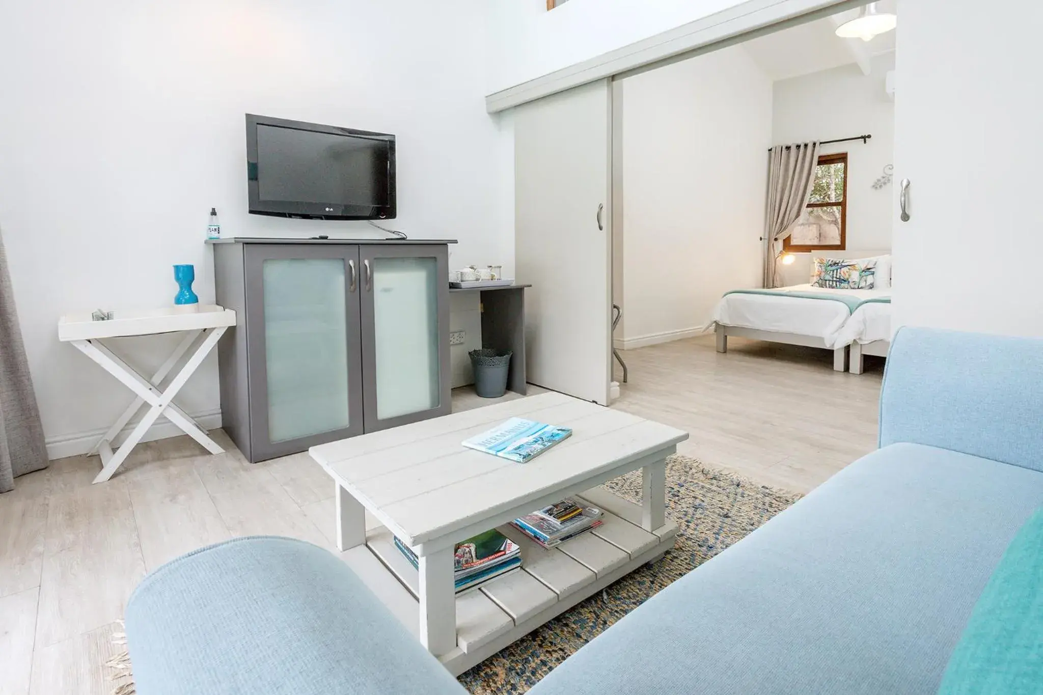 Bed, Seating Area in Sixteen Guesthouse on Main