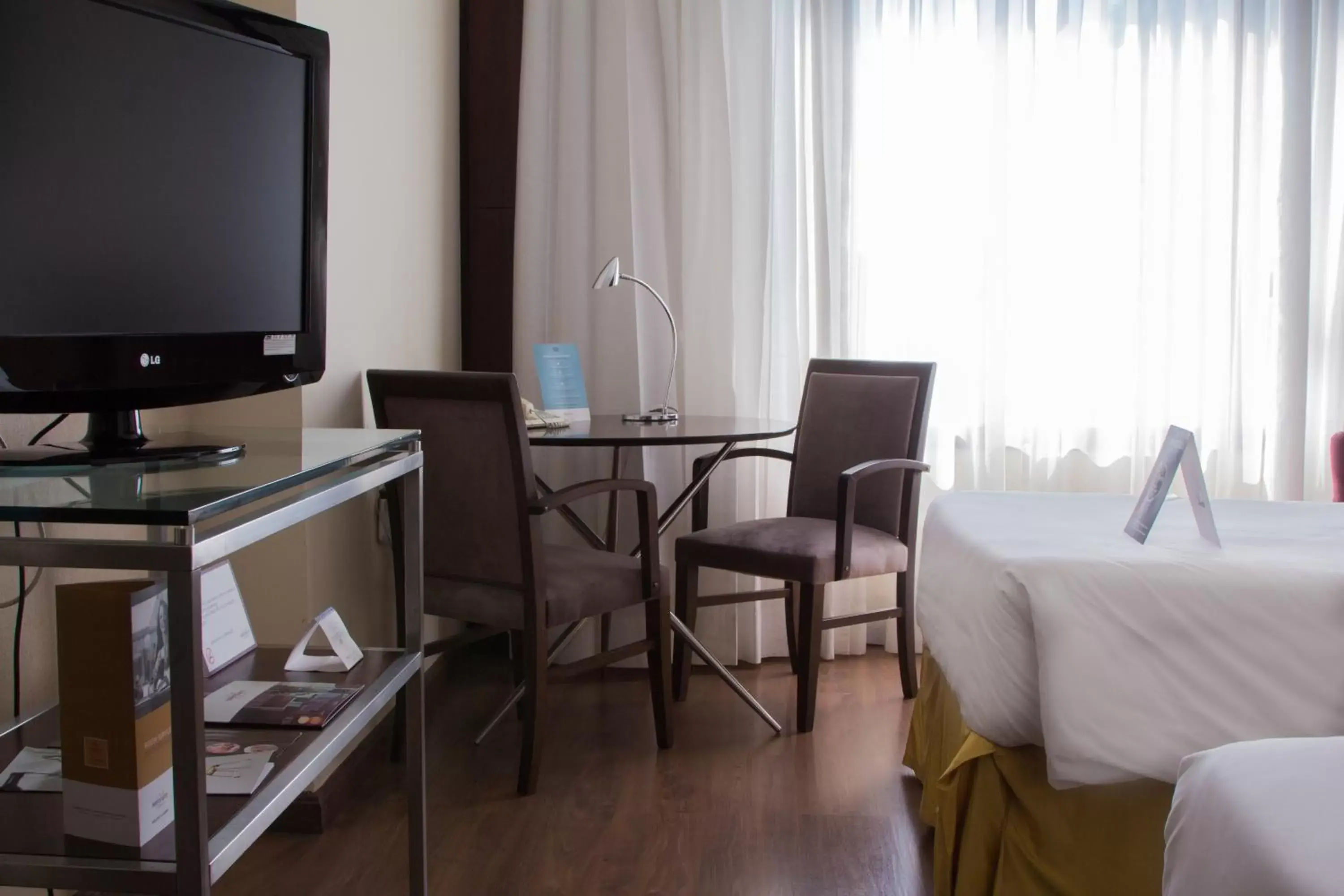 Dining area, TV/Entertainment Center in Mercure Belo Horizonte Lourdes