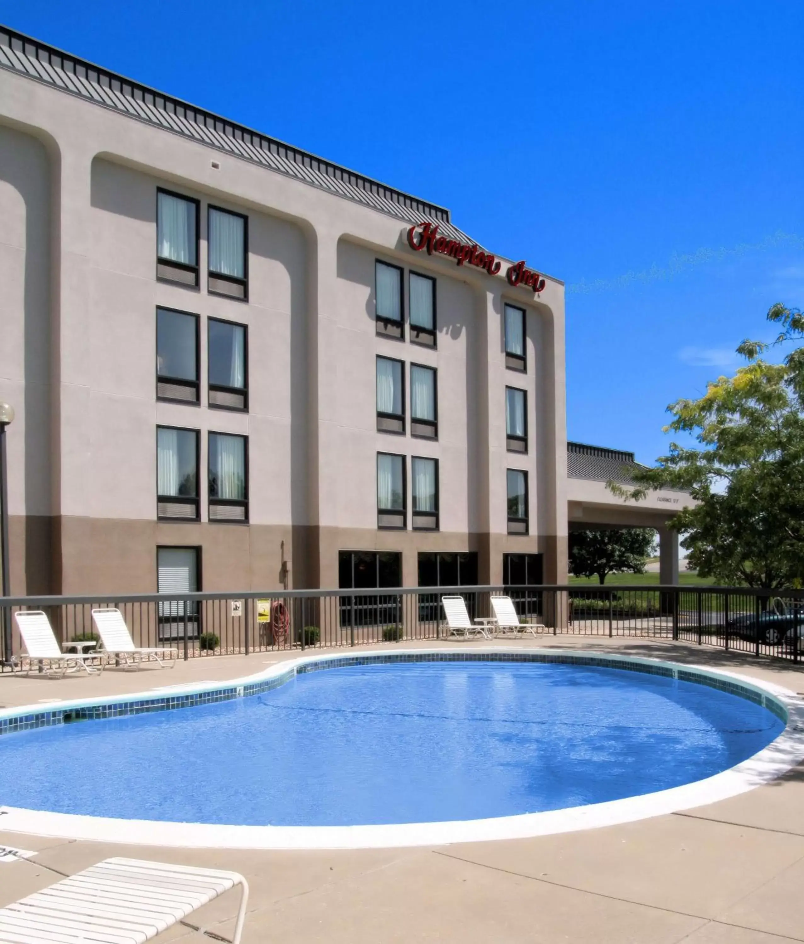 Pool view, Property Building in Hampton Inn Kansas City - Airport