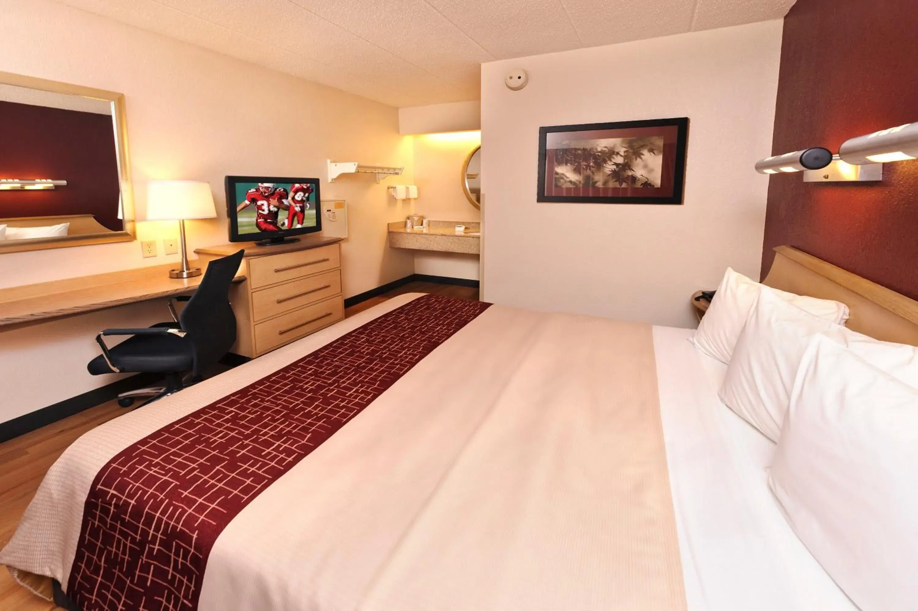 Photo of the whole room, Bed in Red Roof Inn Tucson South - Airport