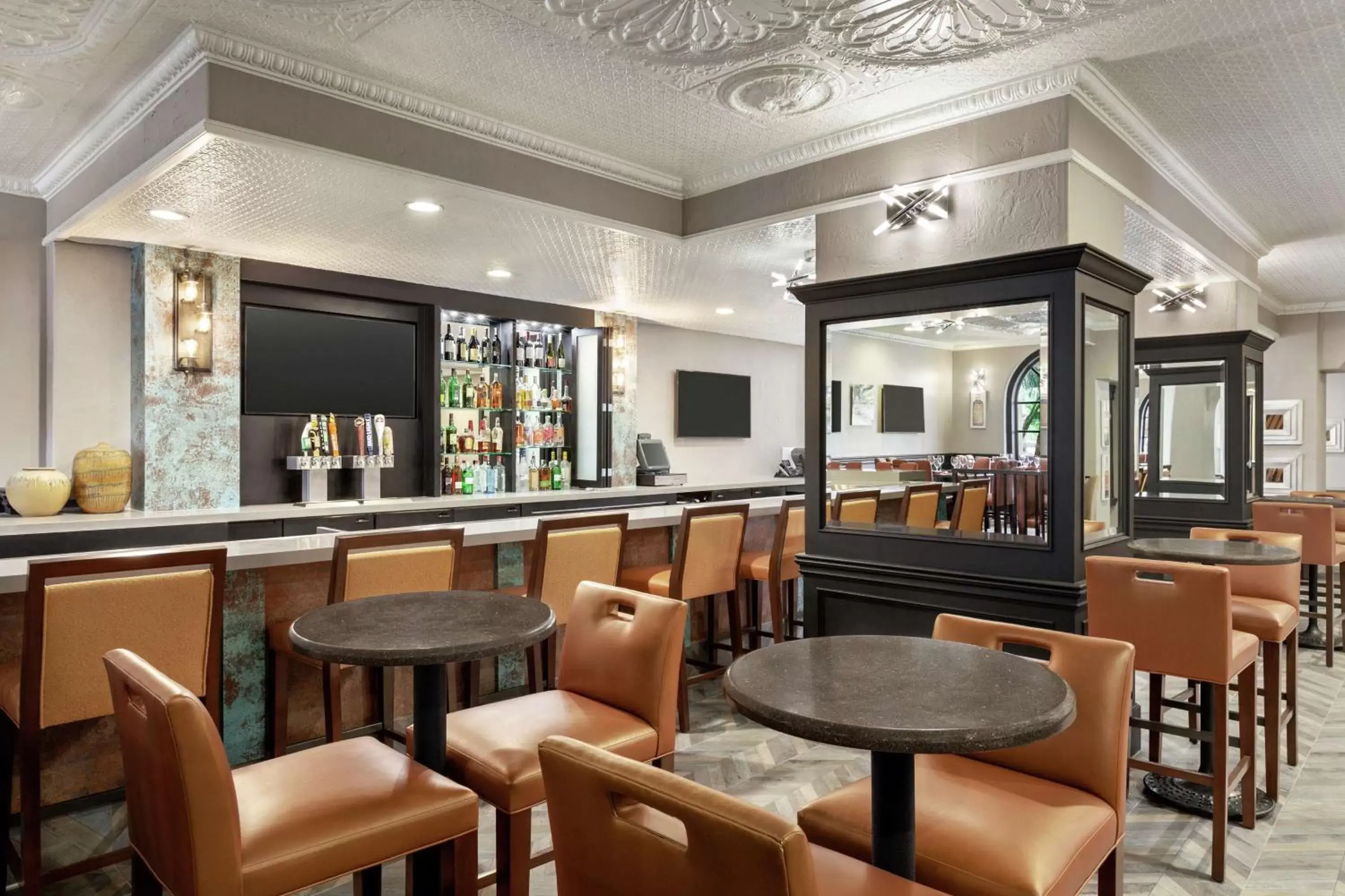 Lounge or bar, Restaurant/Places to Eat in Embassy Suites by Hilton Santa Ana Orange County Airport