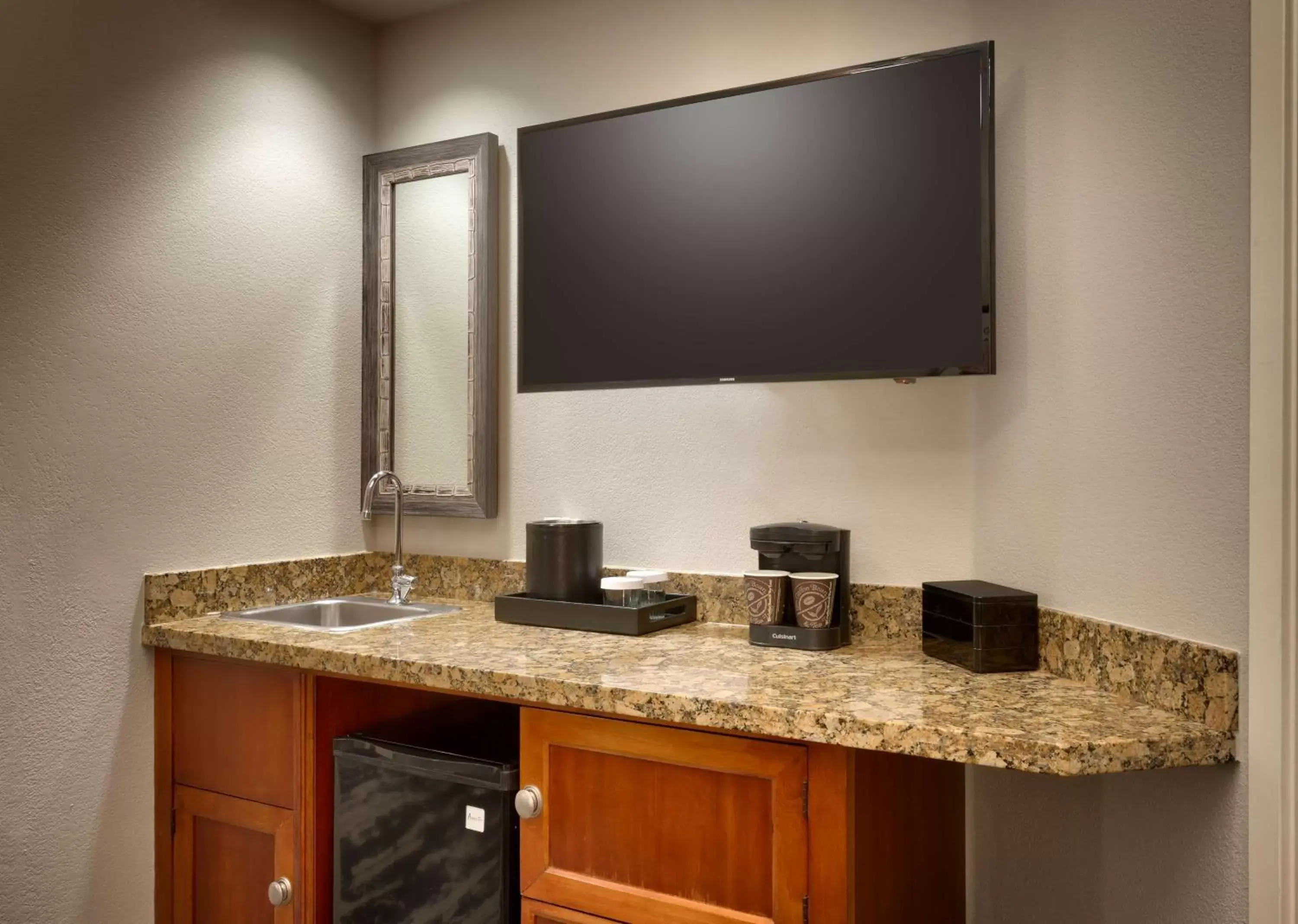 Kitchen or kitchenette, TV/Entertainment Center in Embassy Suites Tucson - Paloma Village