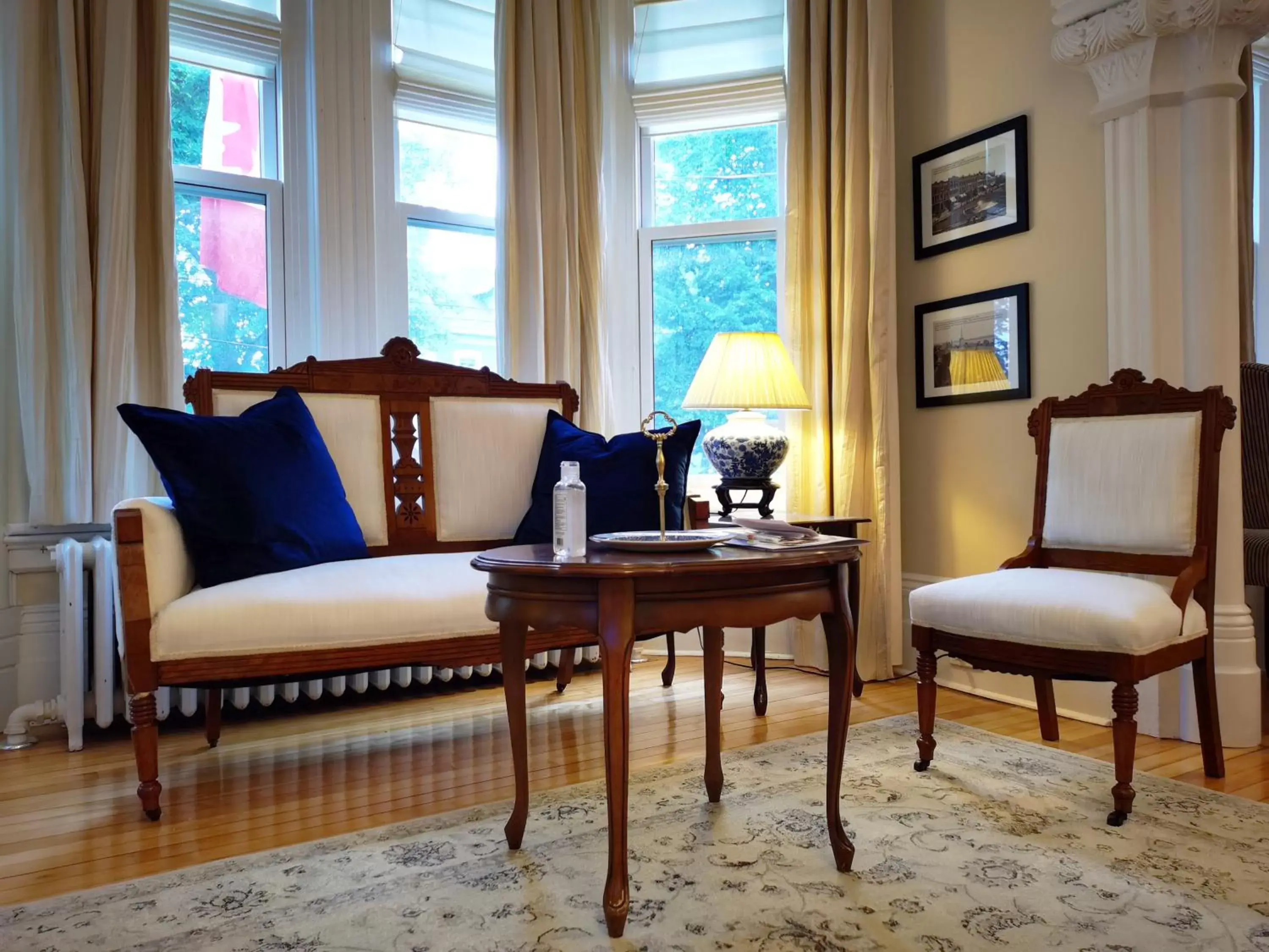 Living room, Seating Area in No 1 Grafton Inn