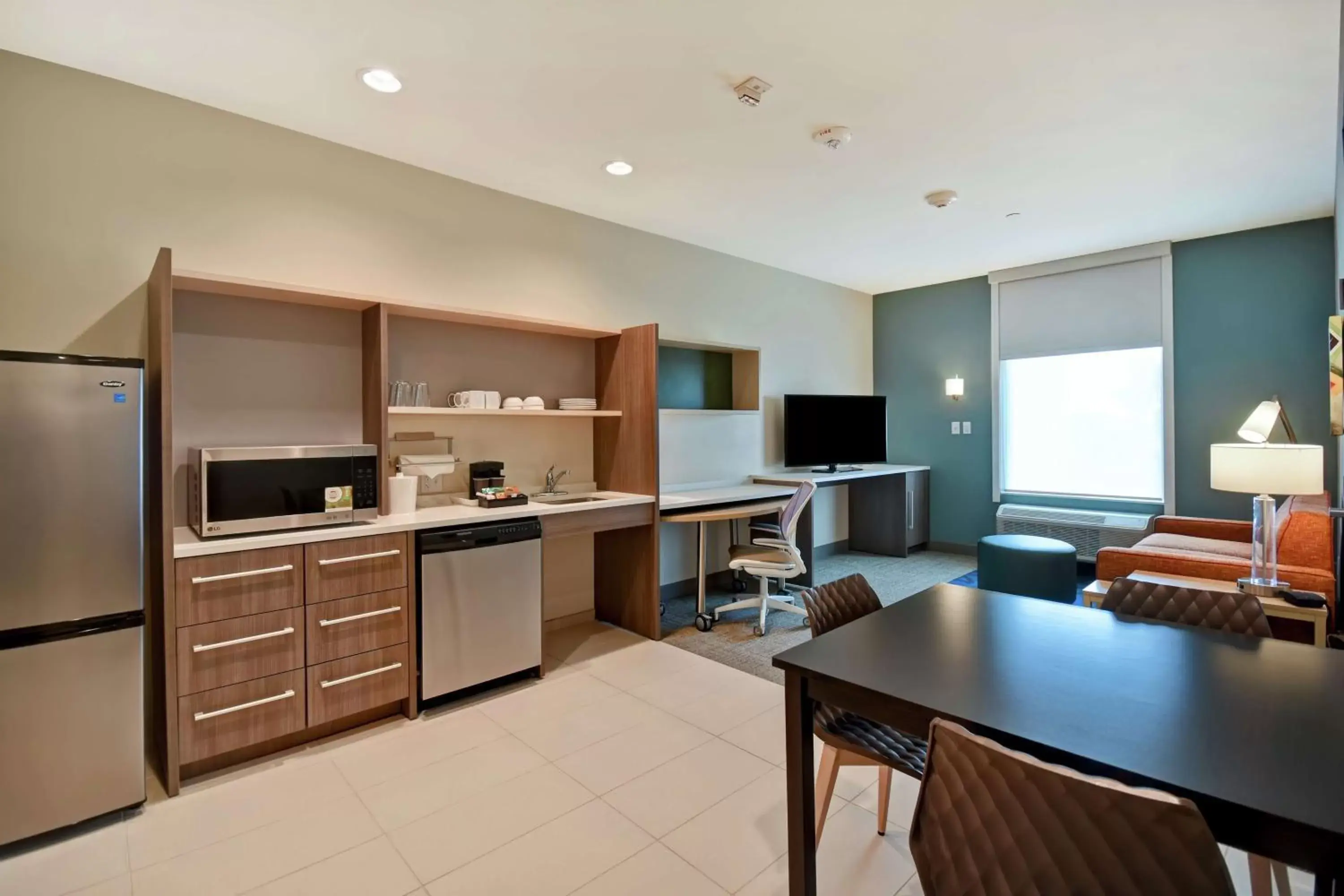 Bedroom, Kitchen/Kitchenette in Home2 Suites by Hilton Harvey New Orleans Westbank