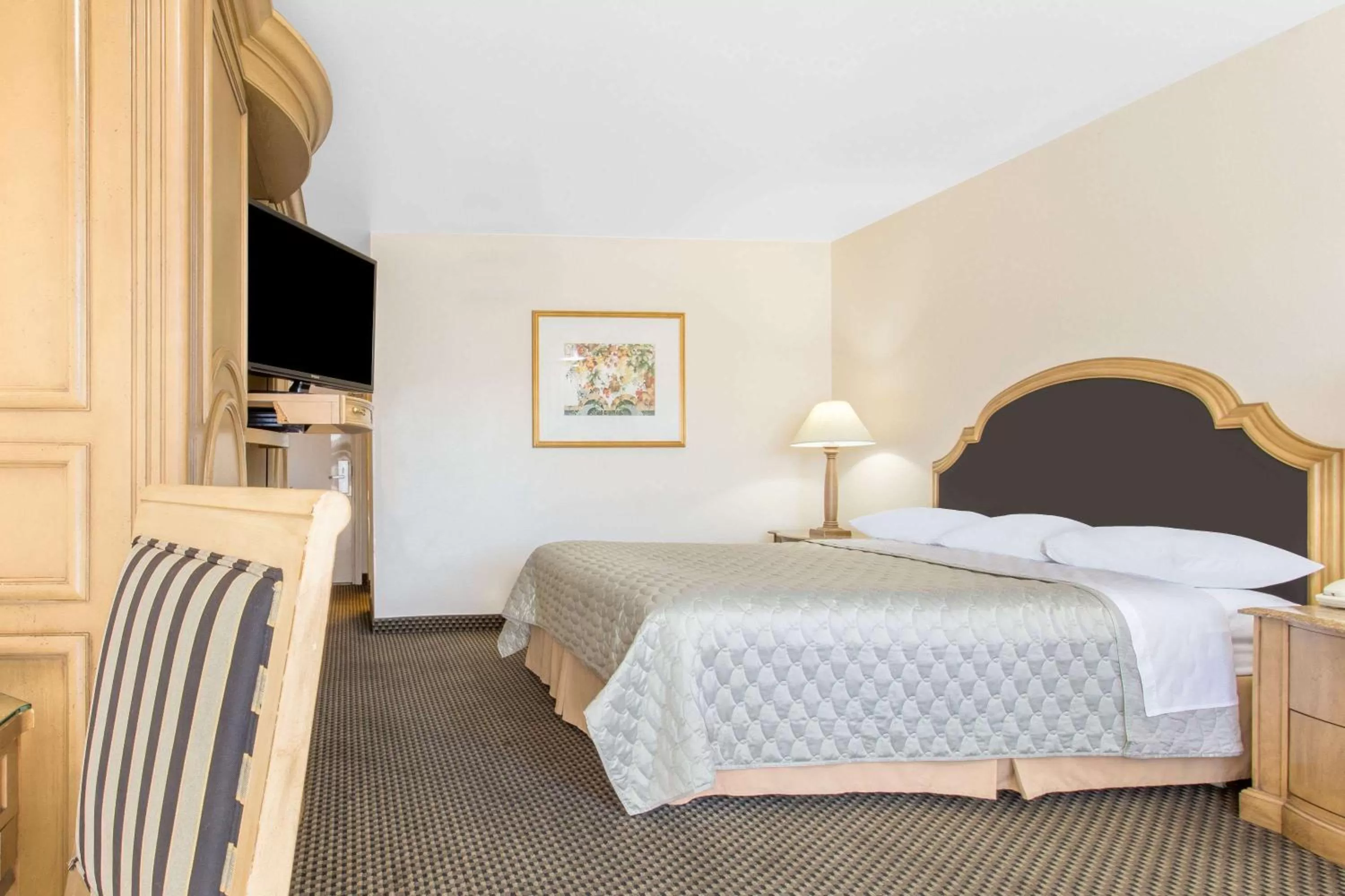 Photo of the whole room, Bed in Days Inn by Wyndham Modesto