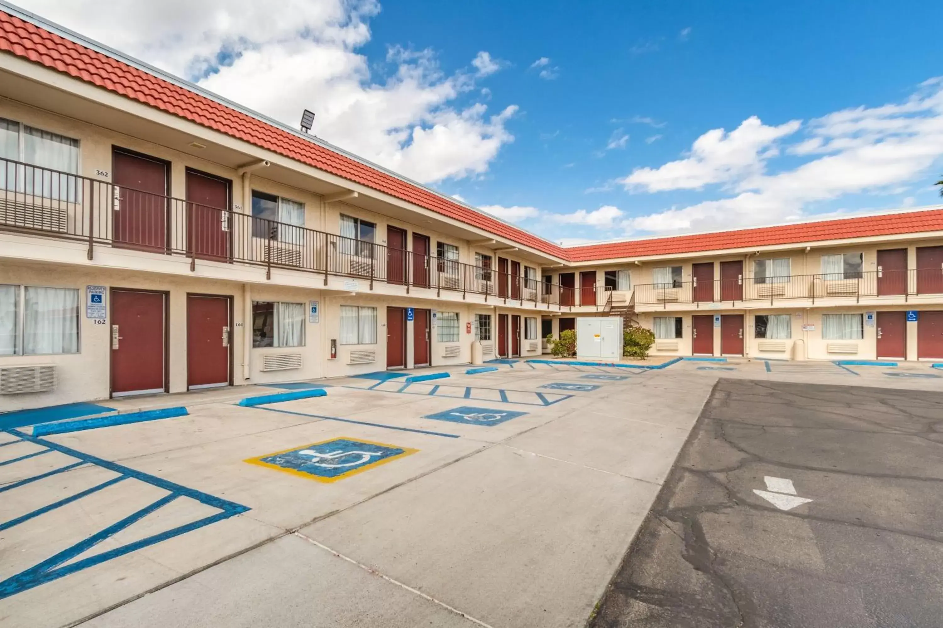 Property building in Red Roof Inn Phoenix- Midtown Property building in Red Roof Inn Phoenix- Midtown