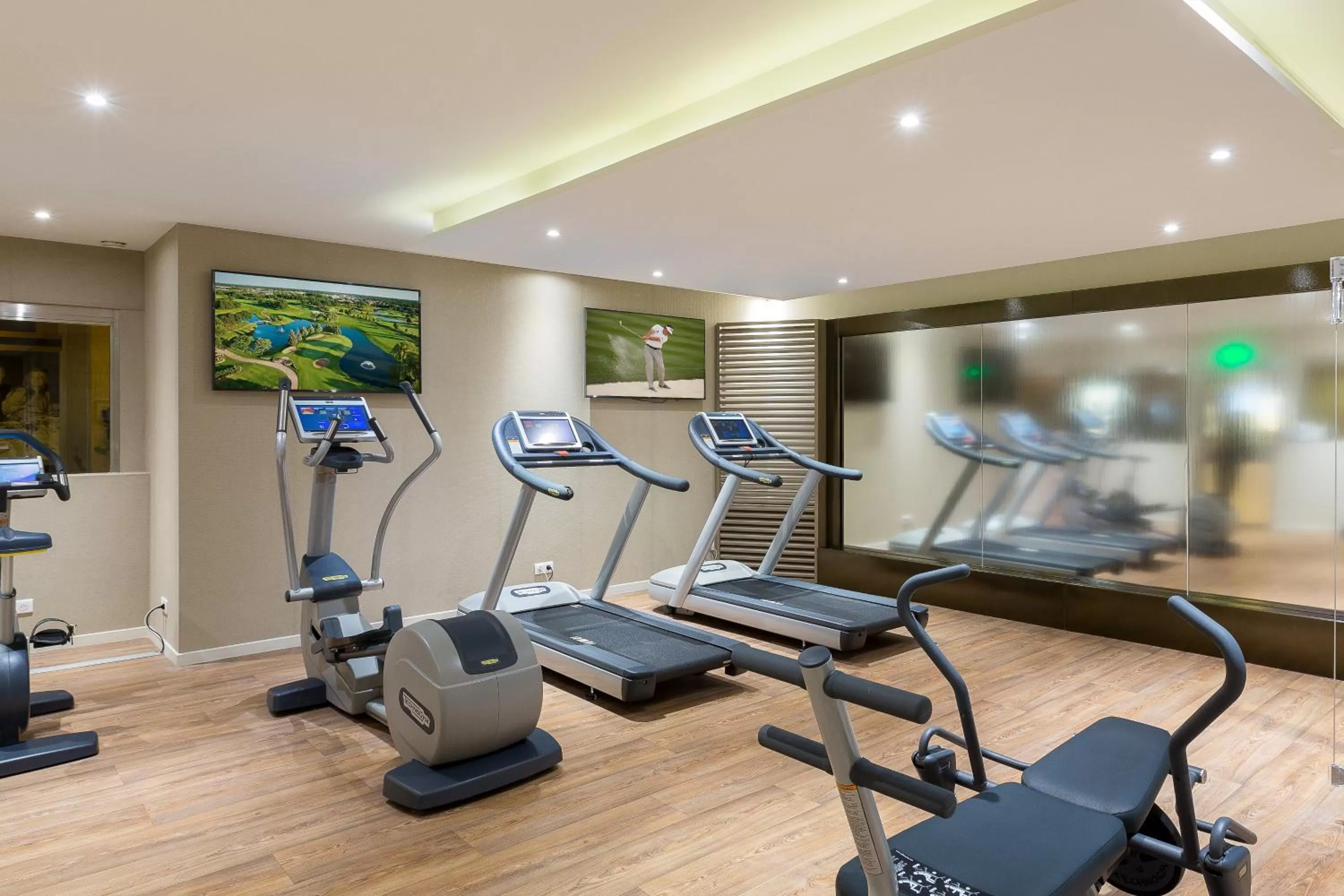 Fitness centre/facilities in Hôtel Barrière Le Gray d'Albion