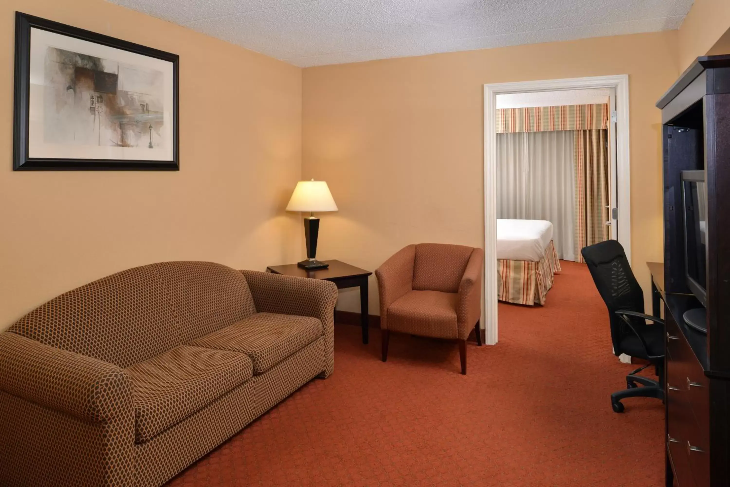 Living room, Seating Area in Holiday Inn Martinsburg, an IHG Hotel